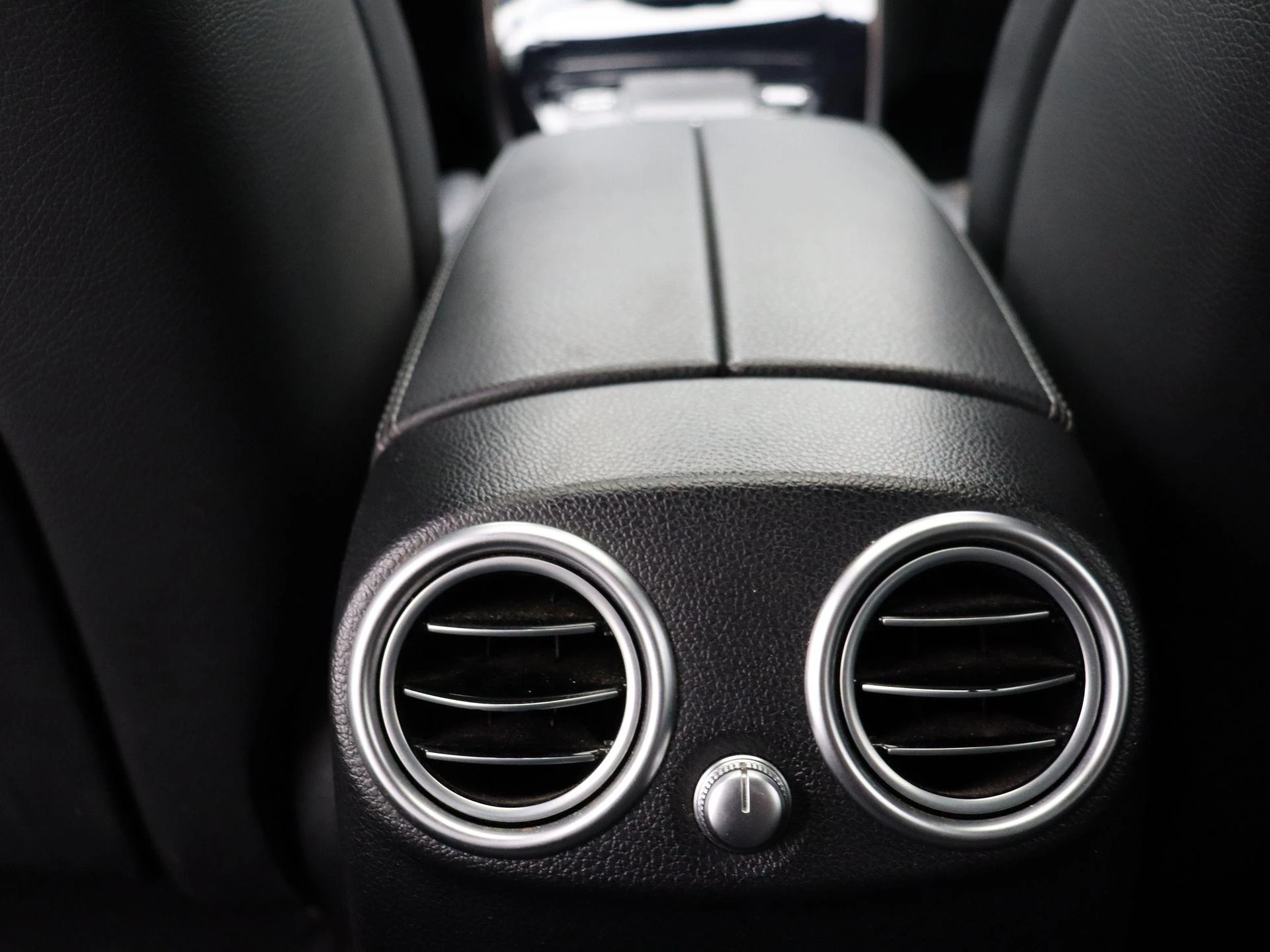 Mercedes-Benz-EQC-image-16