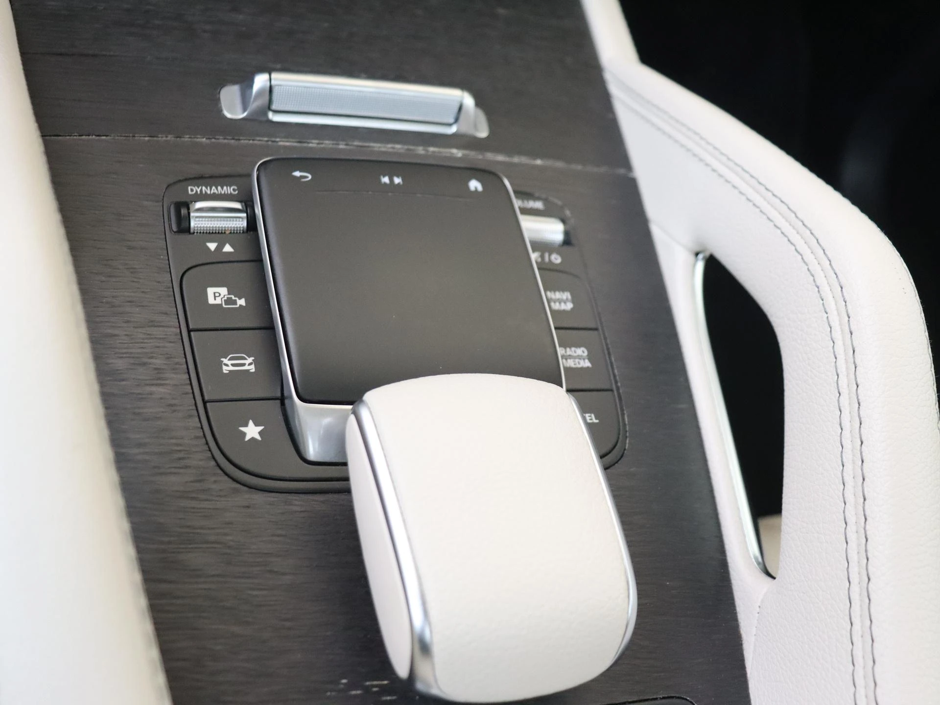 Mercedes-Benz-GLE-image-21