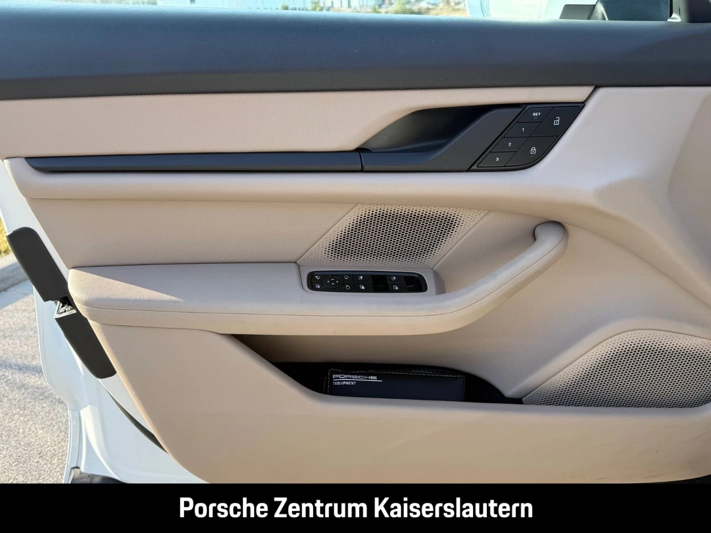 Porsche Taycan Surround-View Luftfederung Panoramadach -