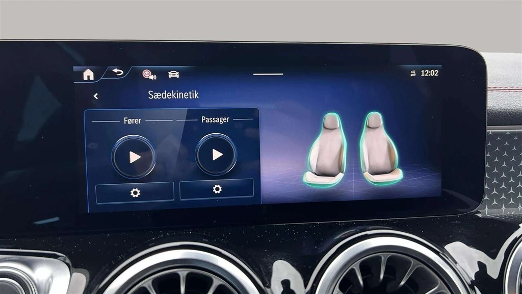 Mercedes-Benz-EQB-image-17