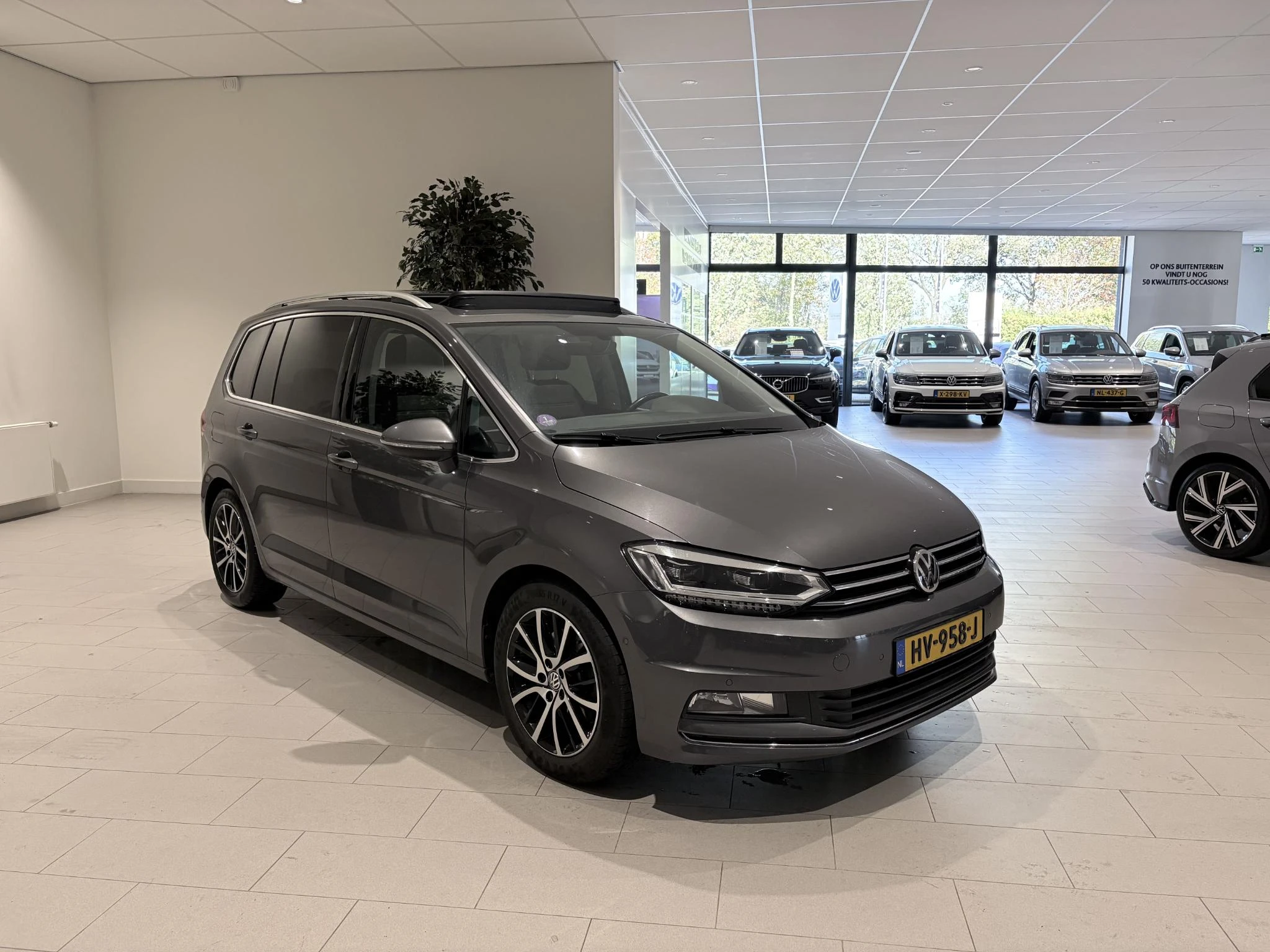 Volkswagen-Touran-image-12