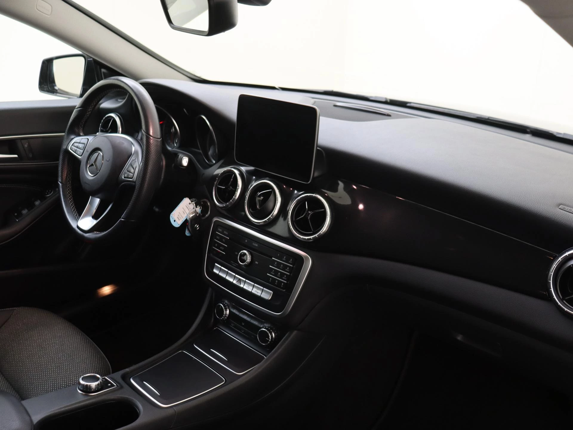 Mercedes-Benz-CLA-image-10