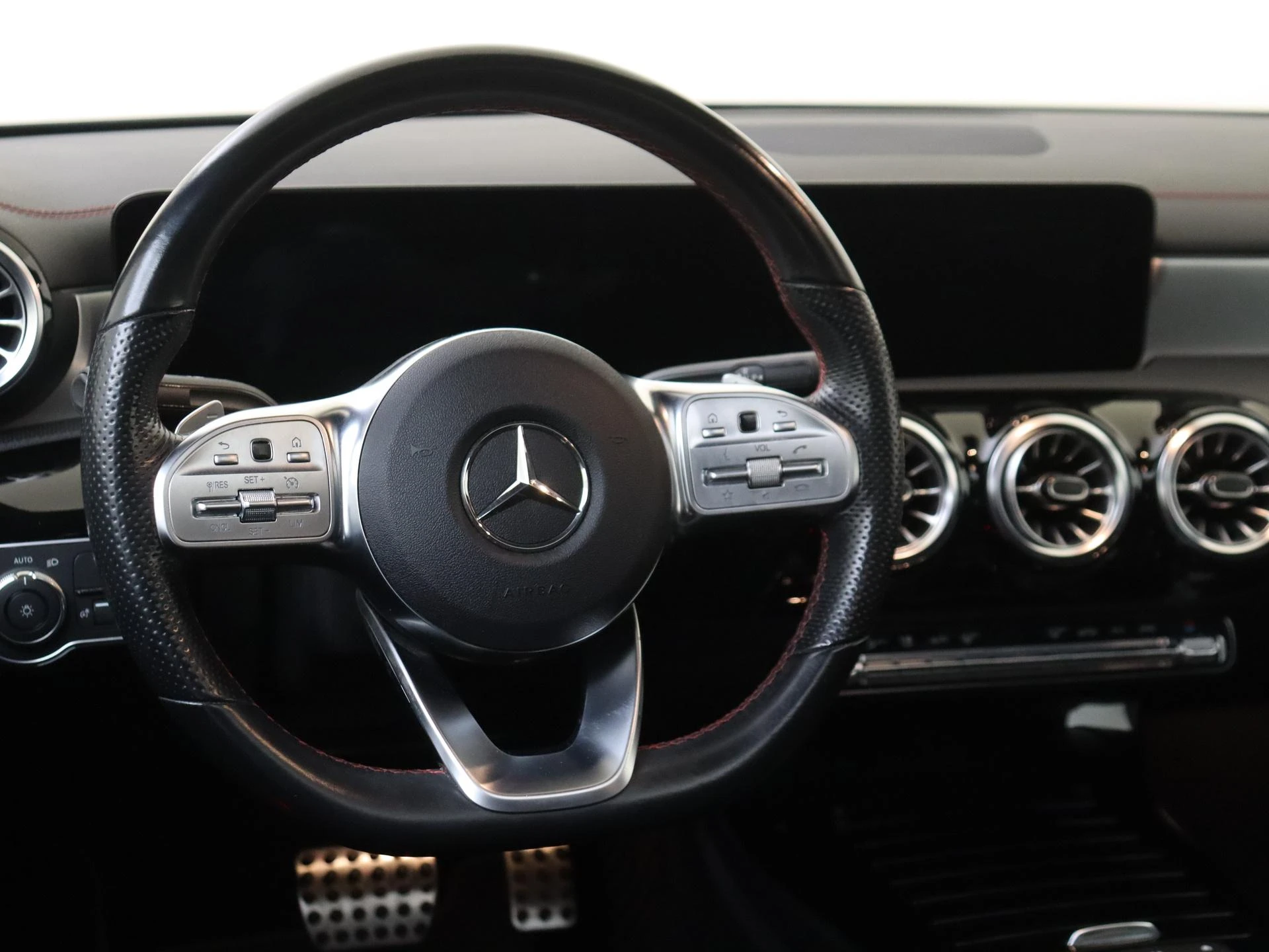 Mercedes-Benz-CLA-image-8