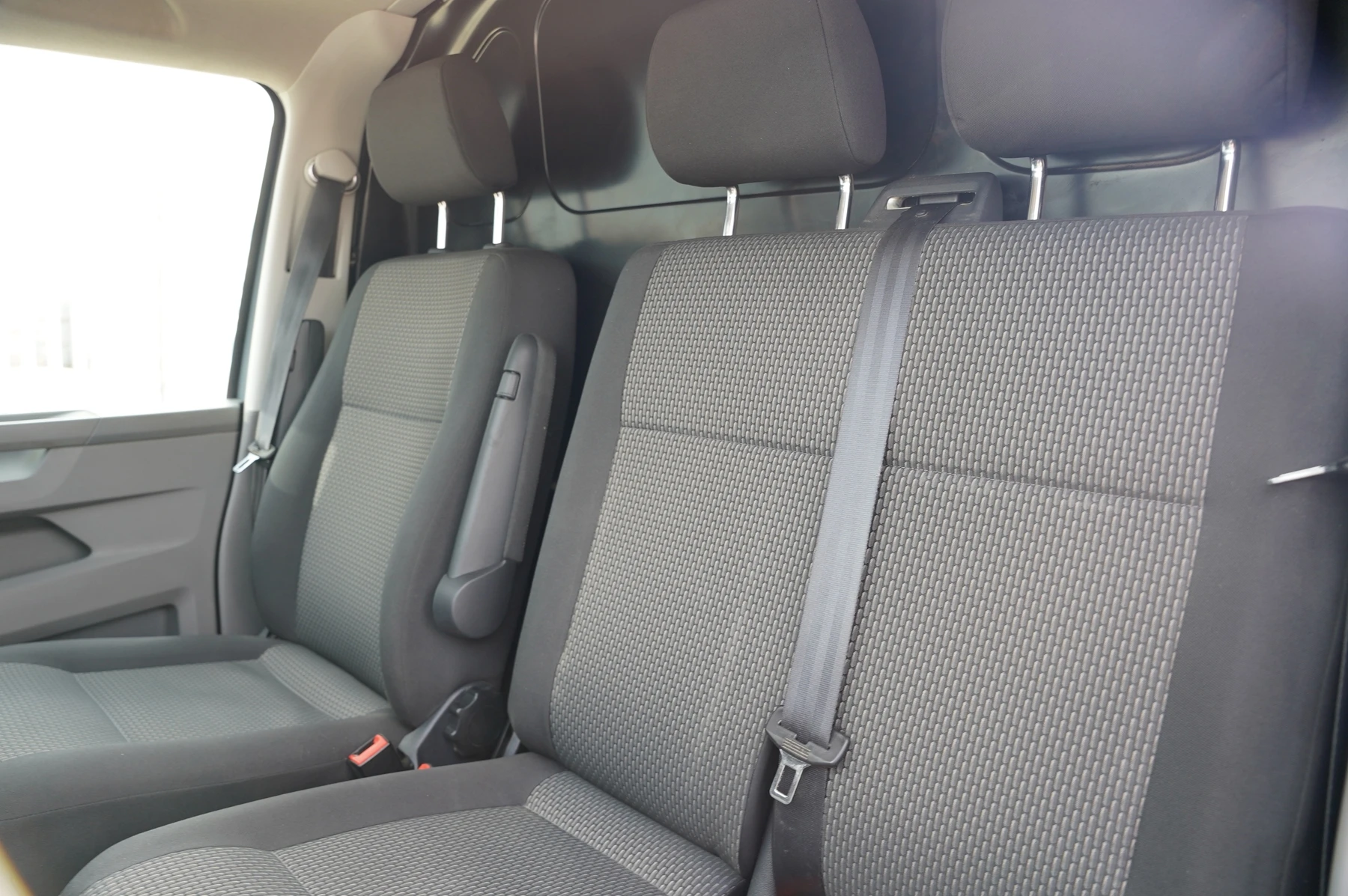 Volkswagen-Transporter-image-8