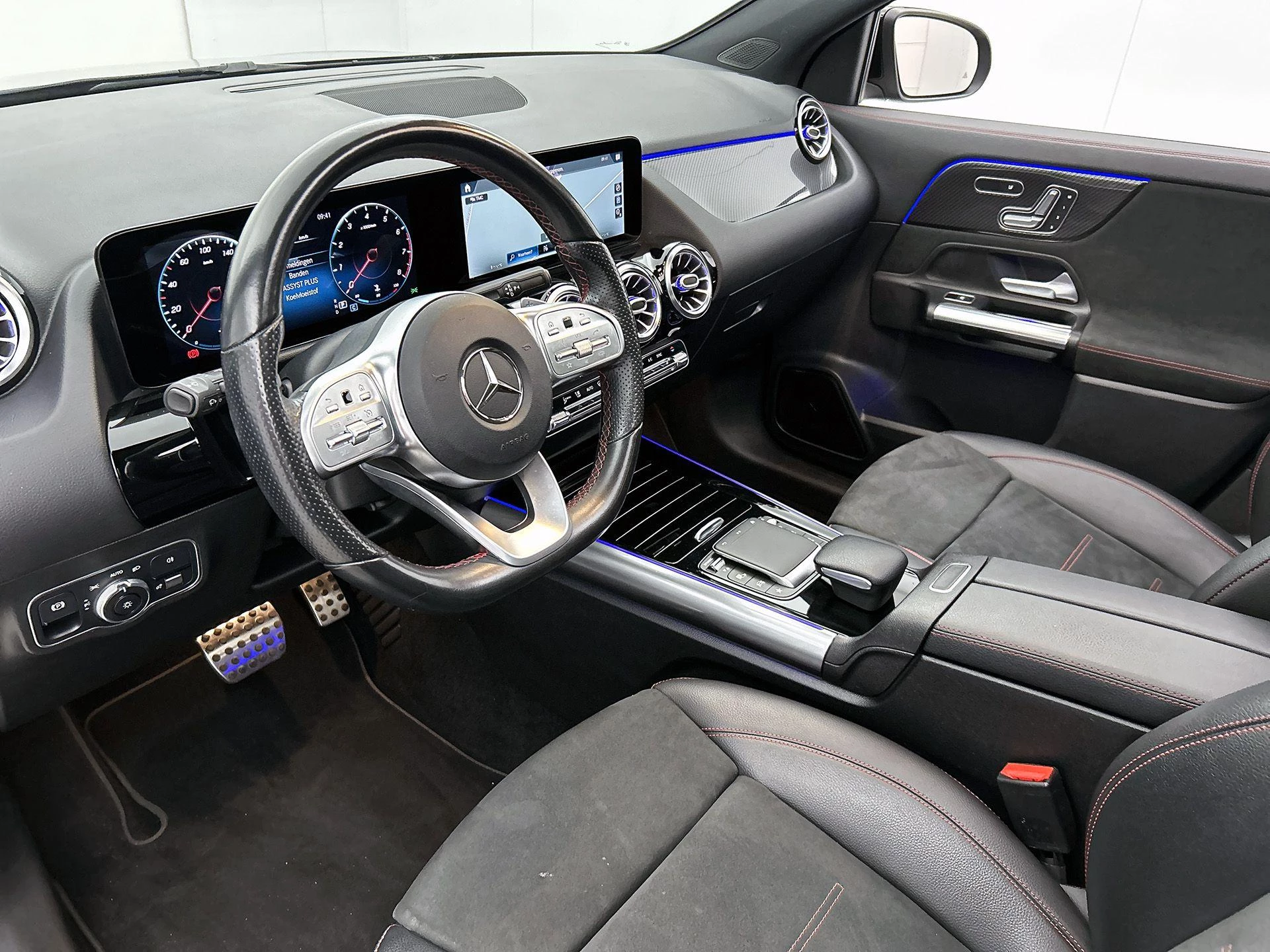 Mercedes-Benz-GLA-image-25