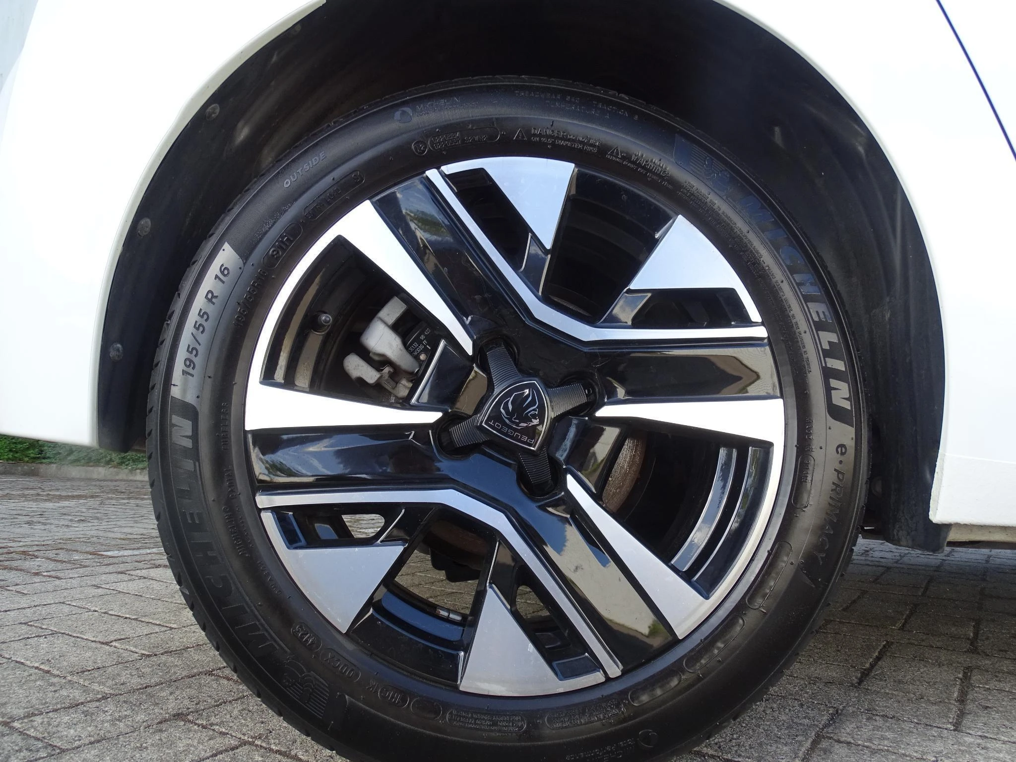 Peugeot 208 1.2 HYBRID Allure automaat