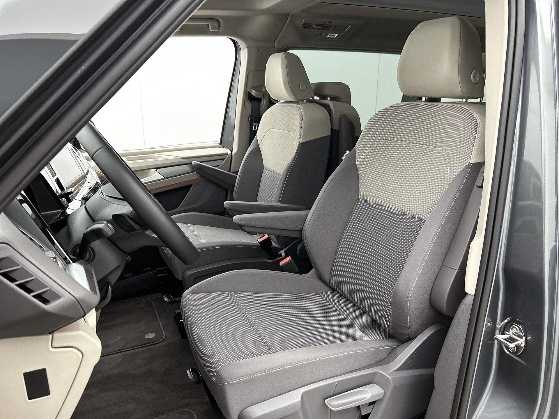 Volkswagen-Multivan-image-43