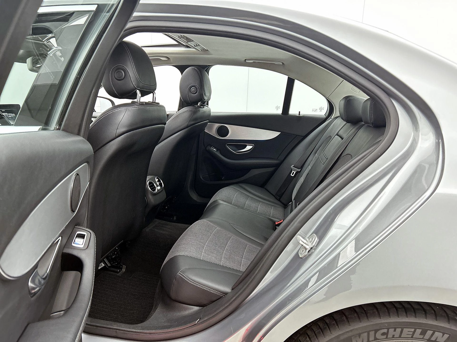 Mercedes-Benz-C-Klasse-image-26