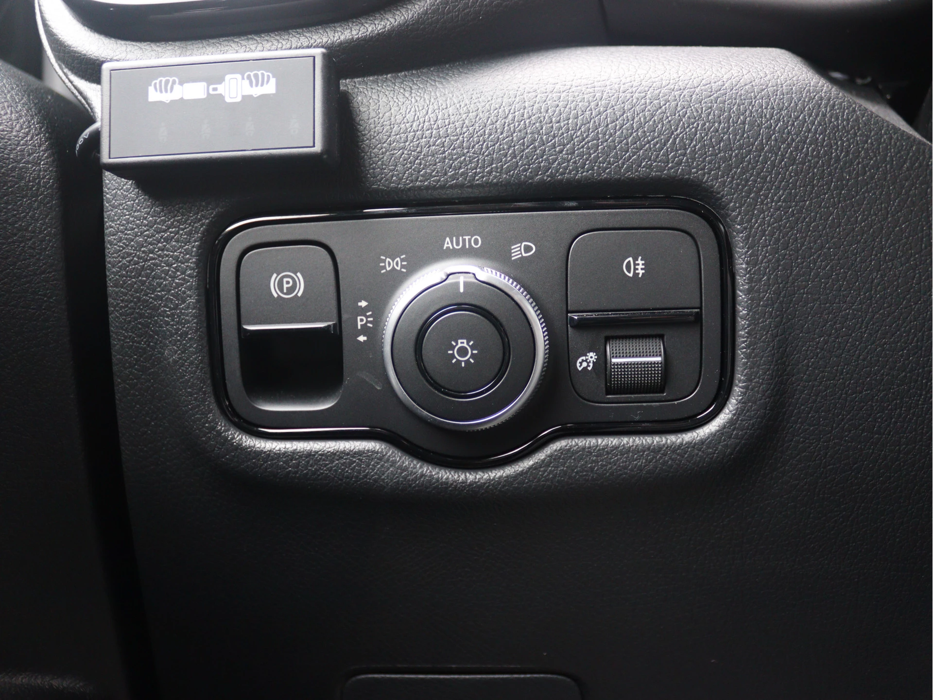 Mercedes-Benz-Vito-image-12