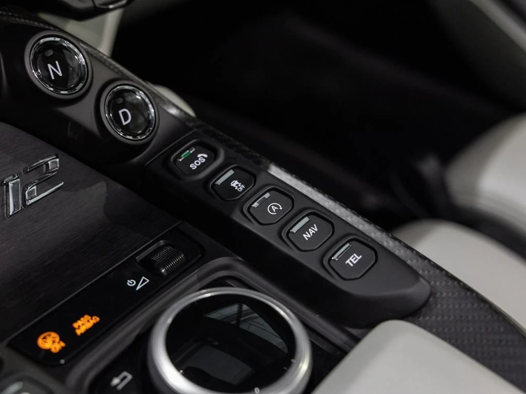 Aston Martin-V12 Vantage-image-28