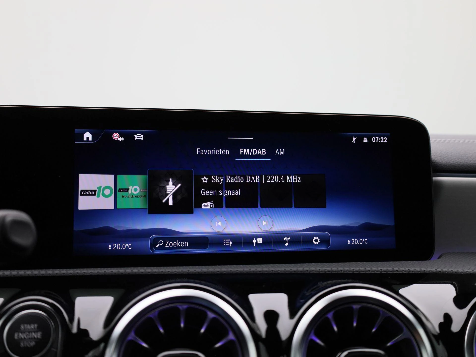 Mercedes-Benz-CLA-image-21