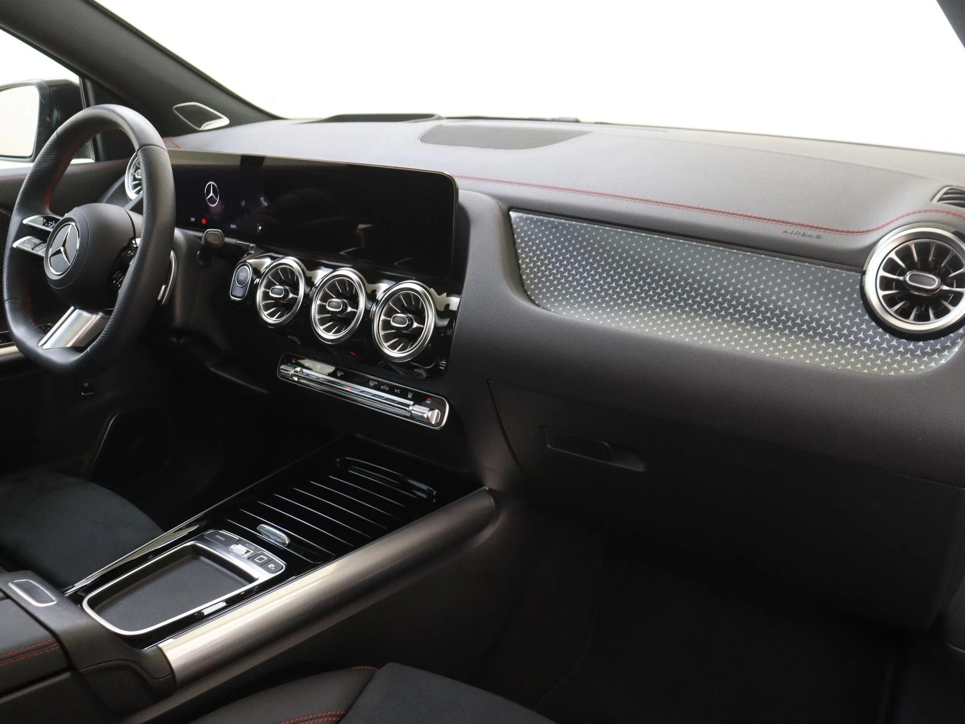 Mercedes-Benz-EQA-image-4