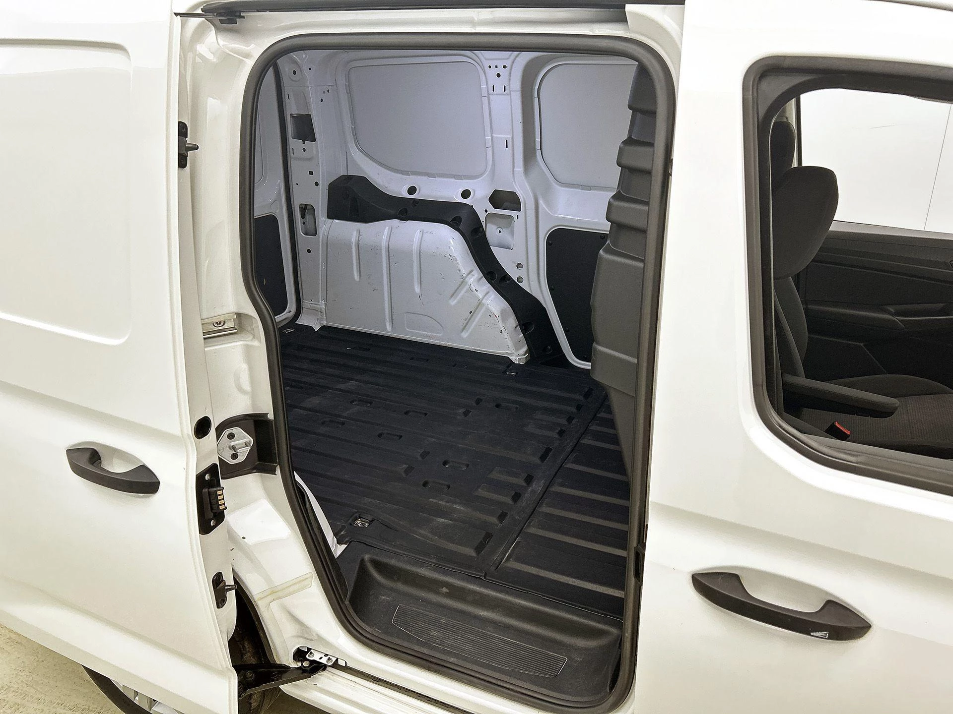 Volkswagen-Caddy-image-26
