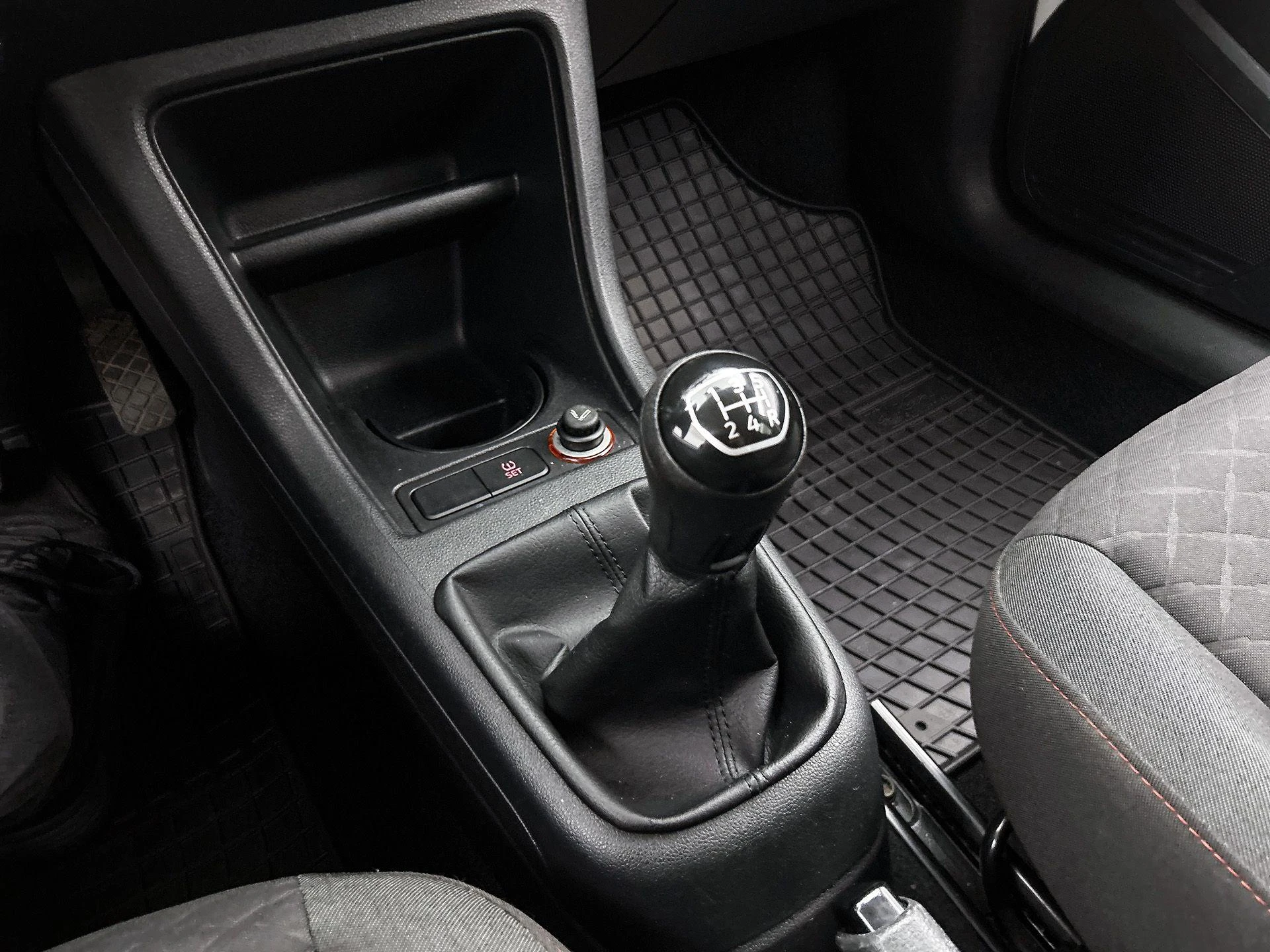 Volkswagen-up!-image-19
