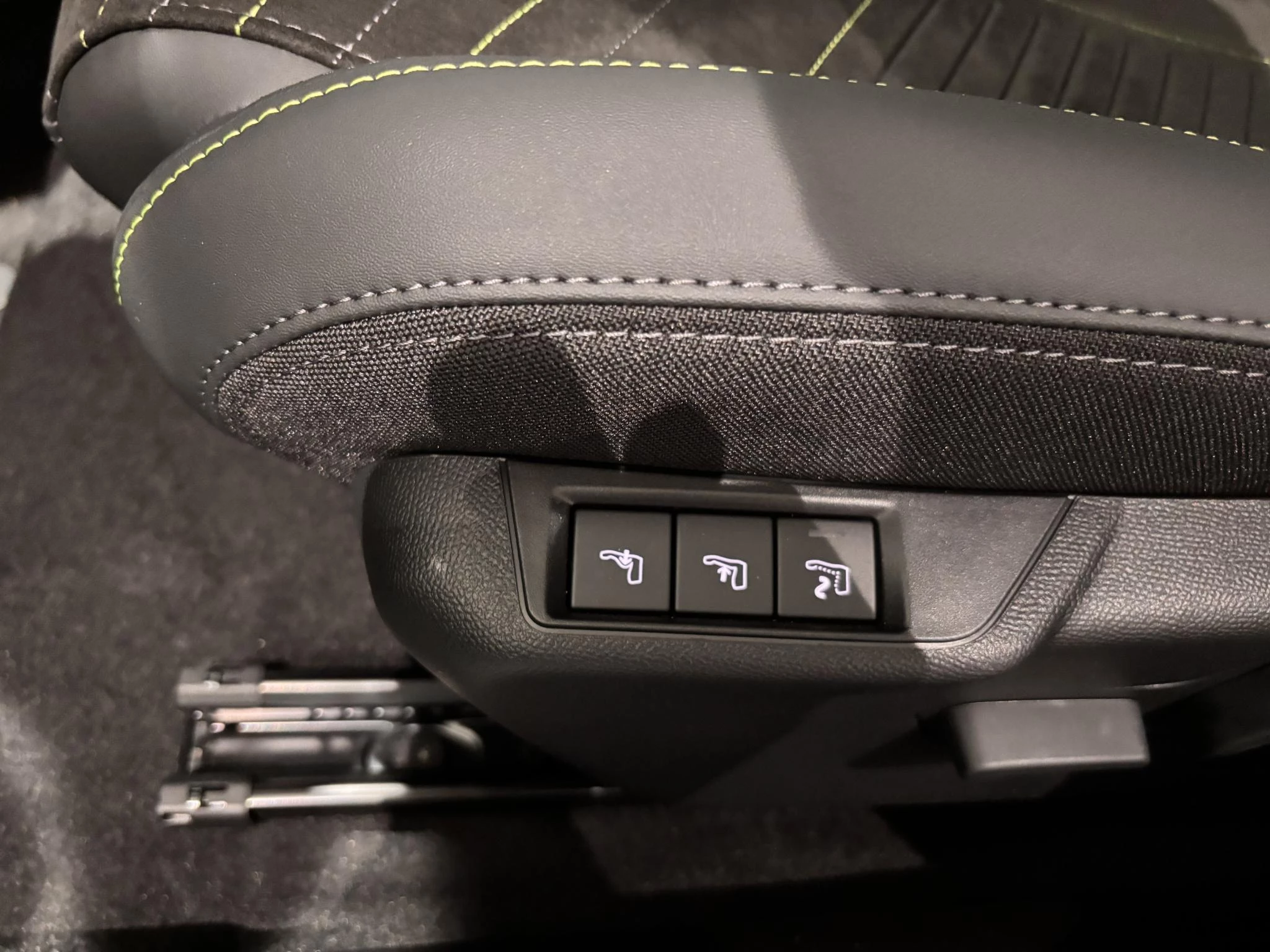 Peugeot-e-2008-image-13