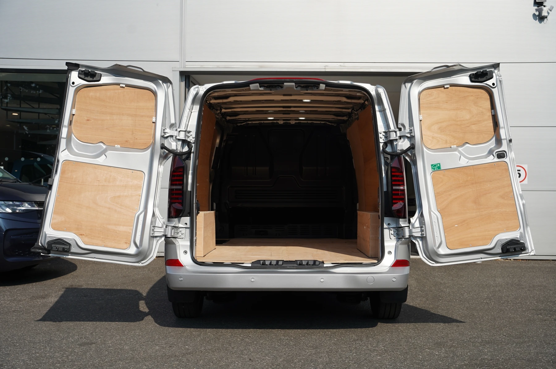 Volkswagen-Transporter-image-26