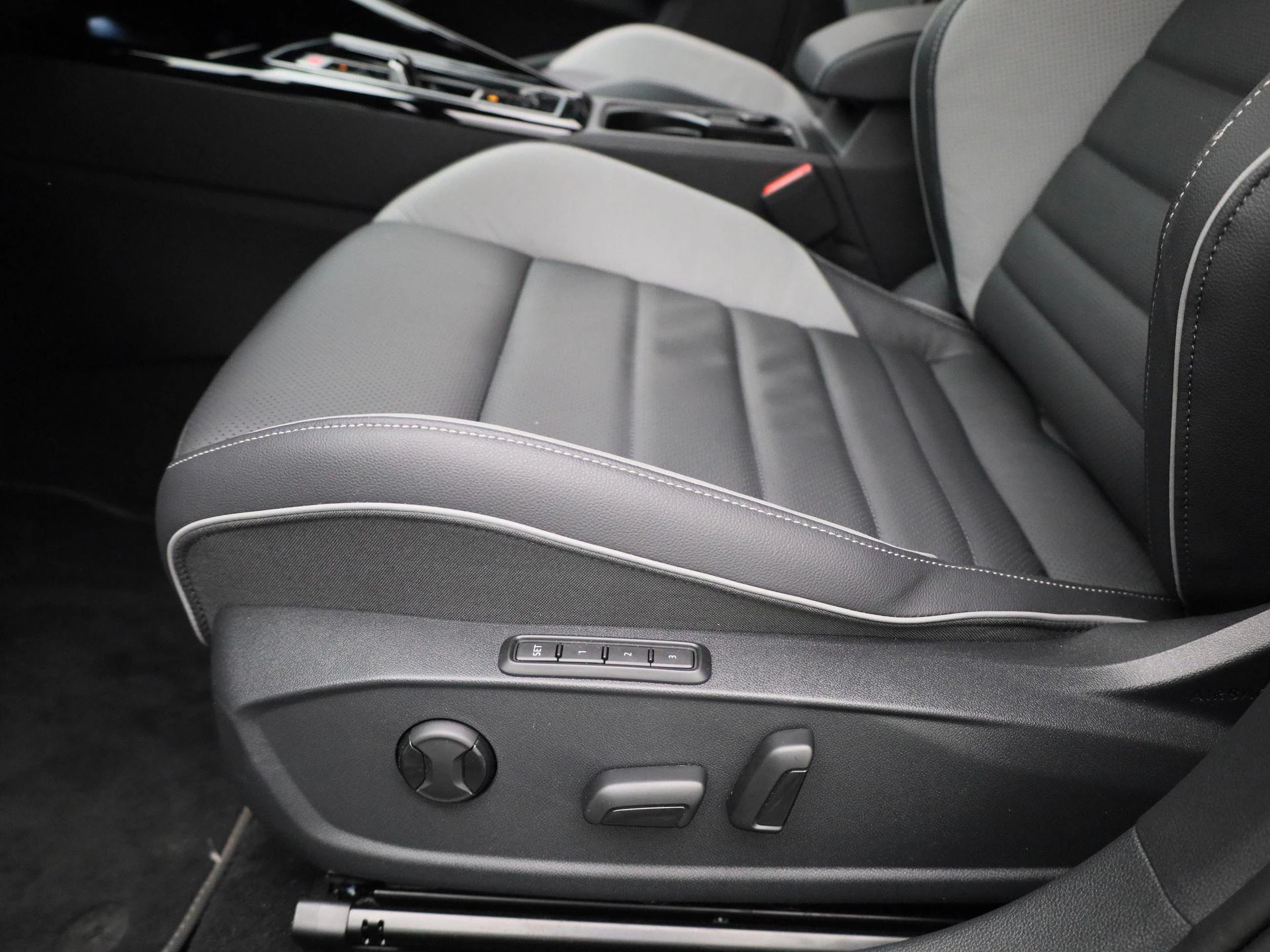 Volkswagen-Golf-image-34