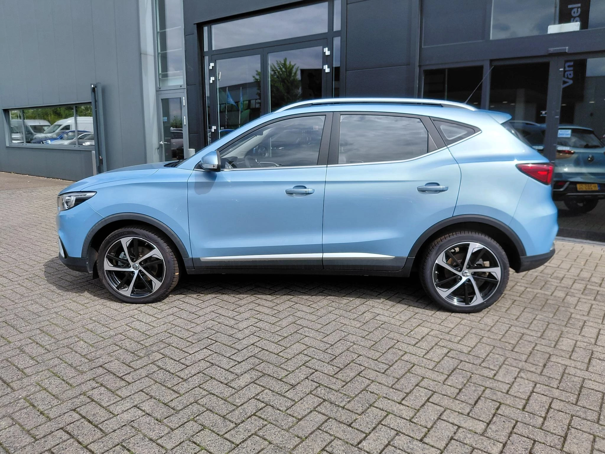 MG-ZS EV-image-2
