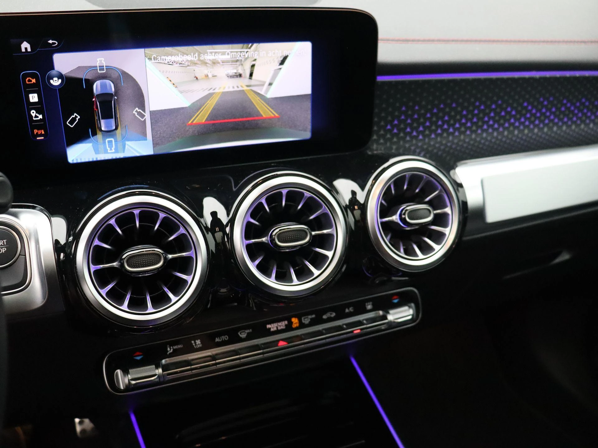 Mercedes-Benz-EQB-image-18