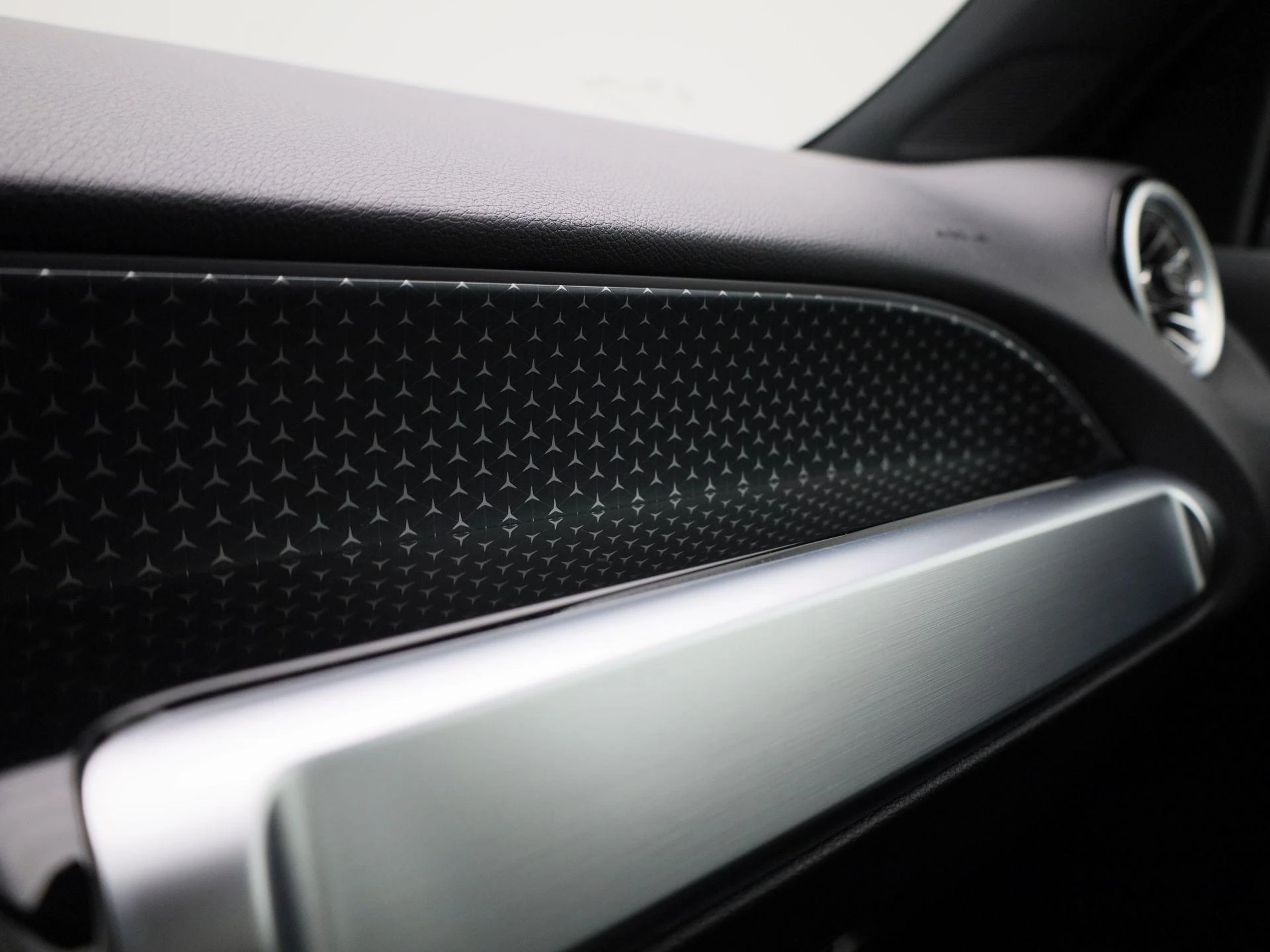 Mercedes-Benz-EQB-image-26