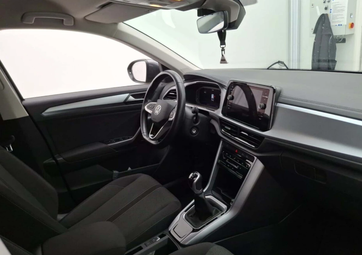 Volkswagen-T-Roc-image-2