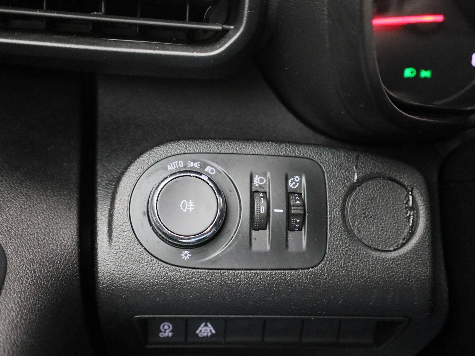 Opel-Combo Life-image-19