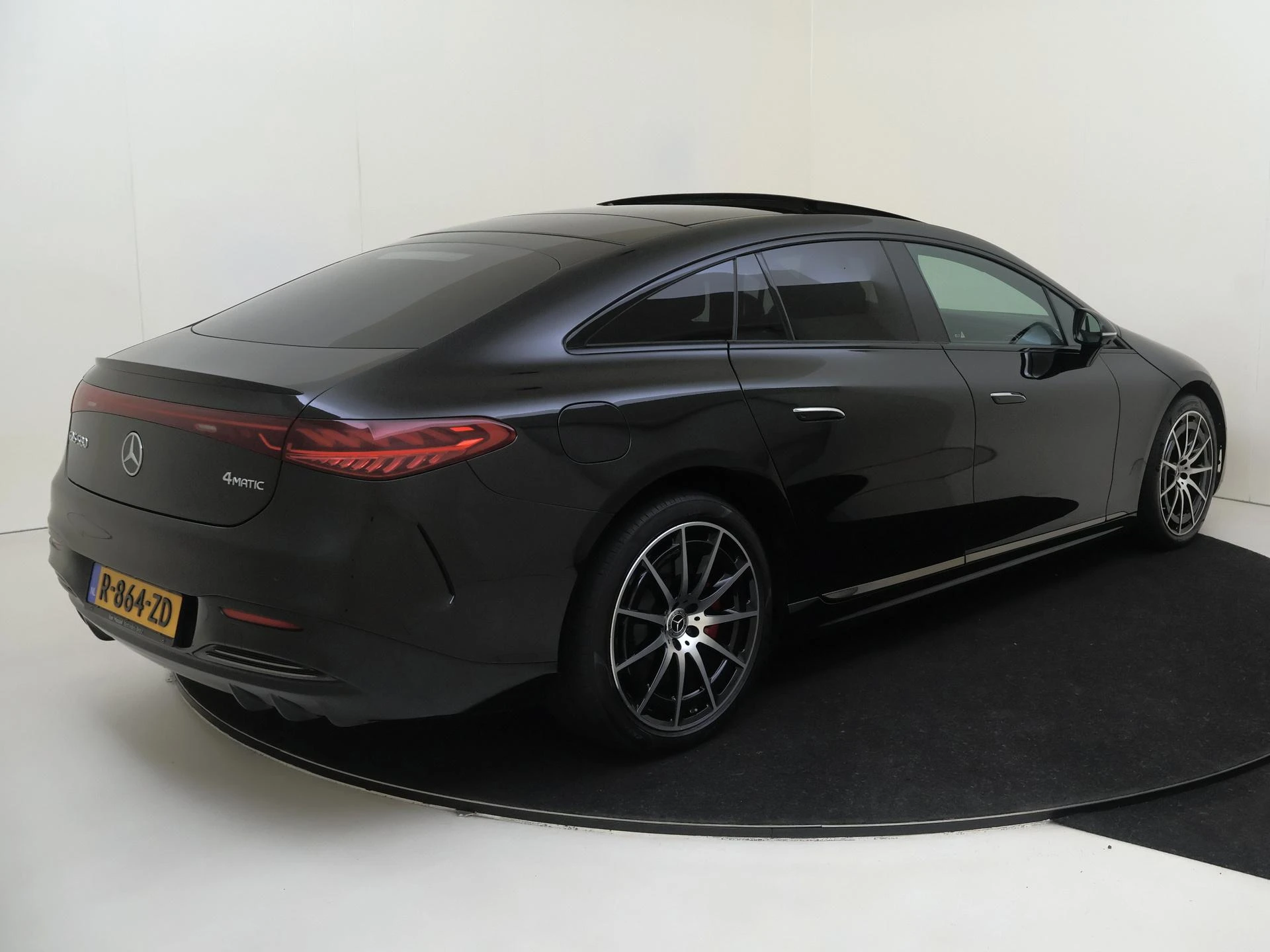 Mercedes-Benz-EQS-image-3