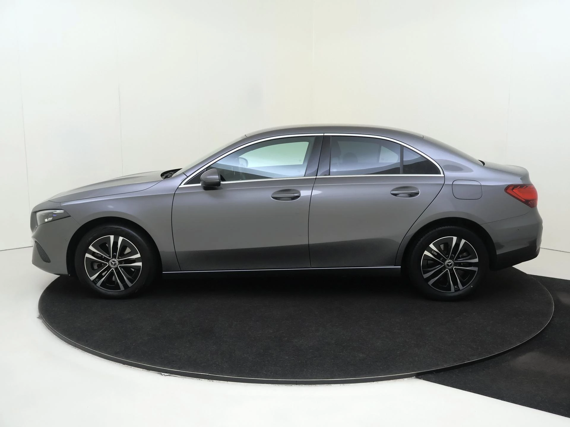 Mercedes-Benz-A-Klasse-image-5