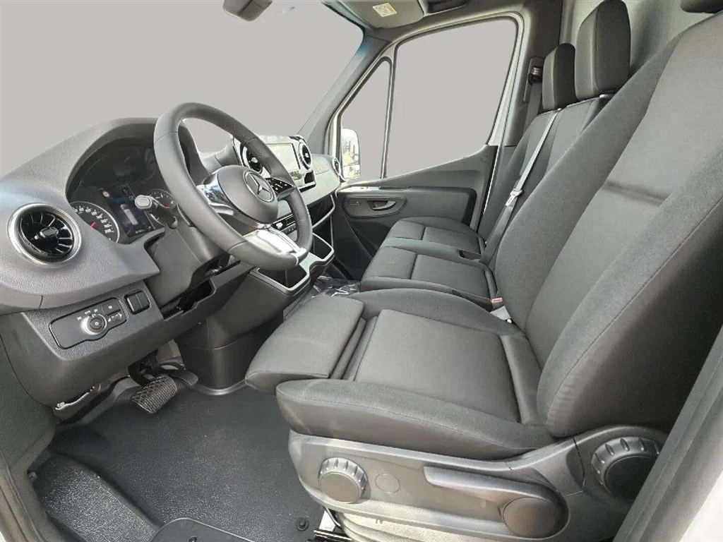 Mercedes-Benz-Sprinter-image-12