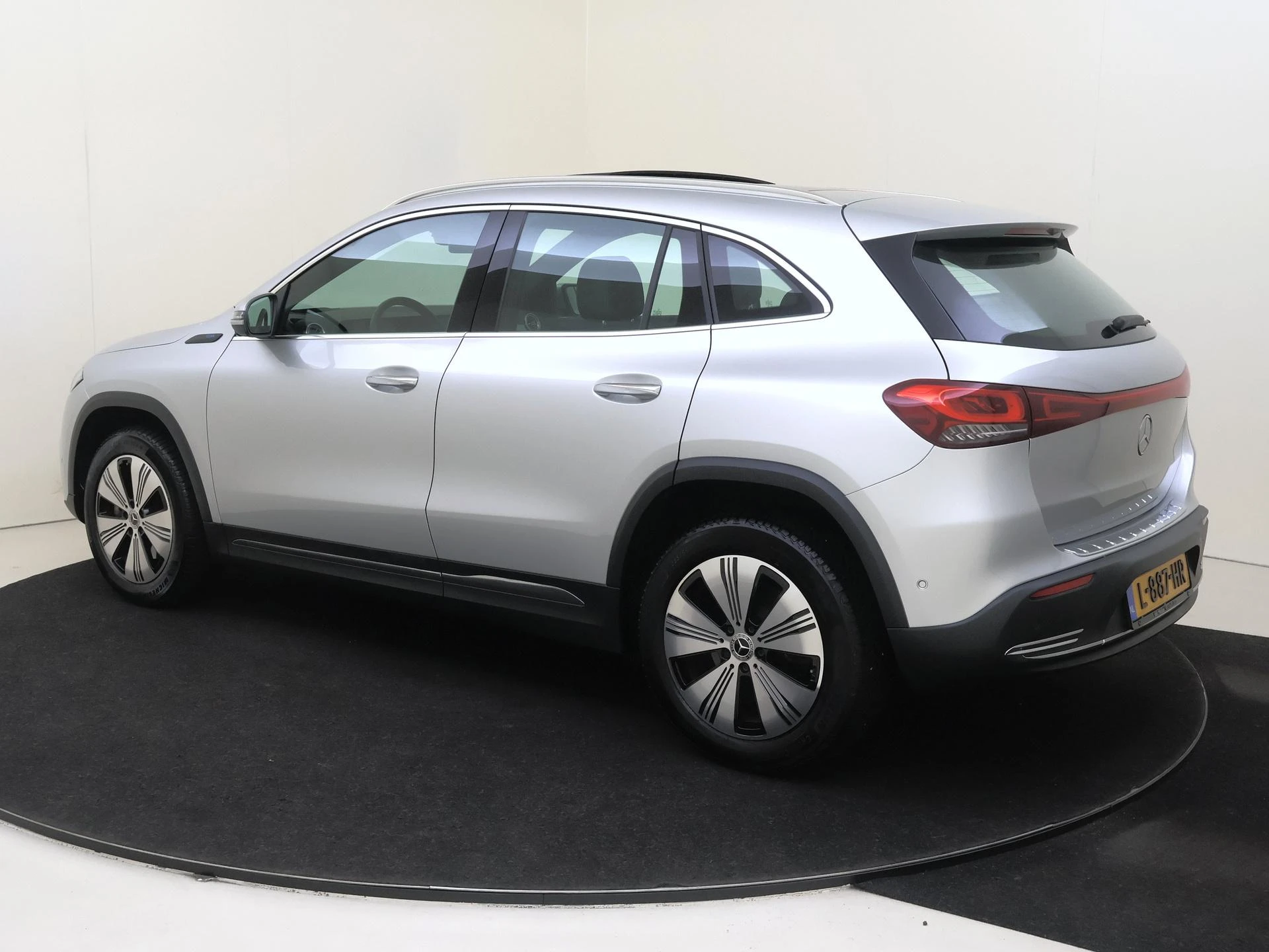 Mercedes-Benz-EQA-image-2