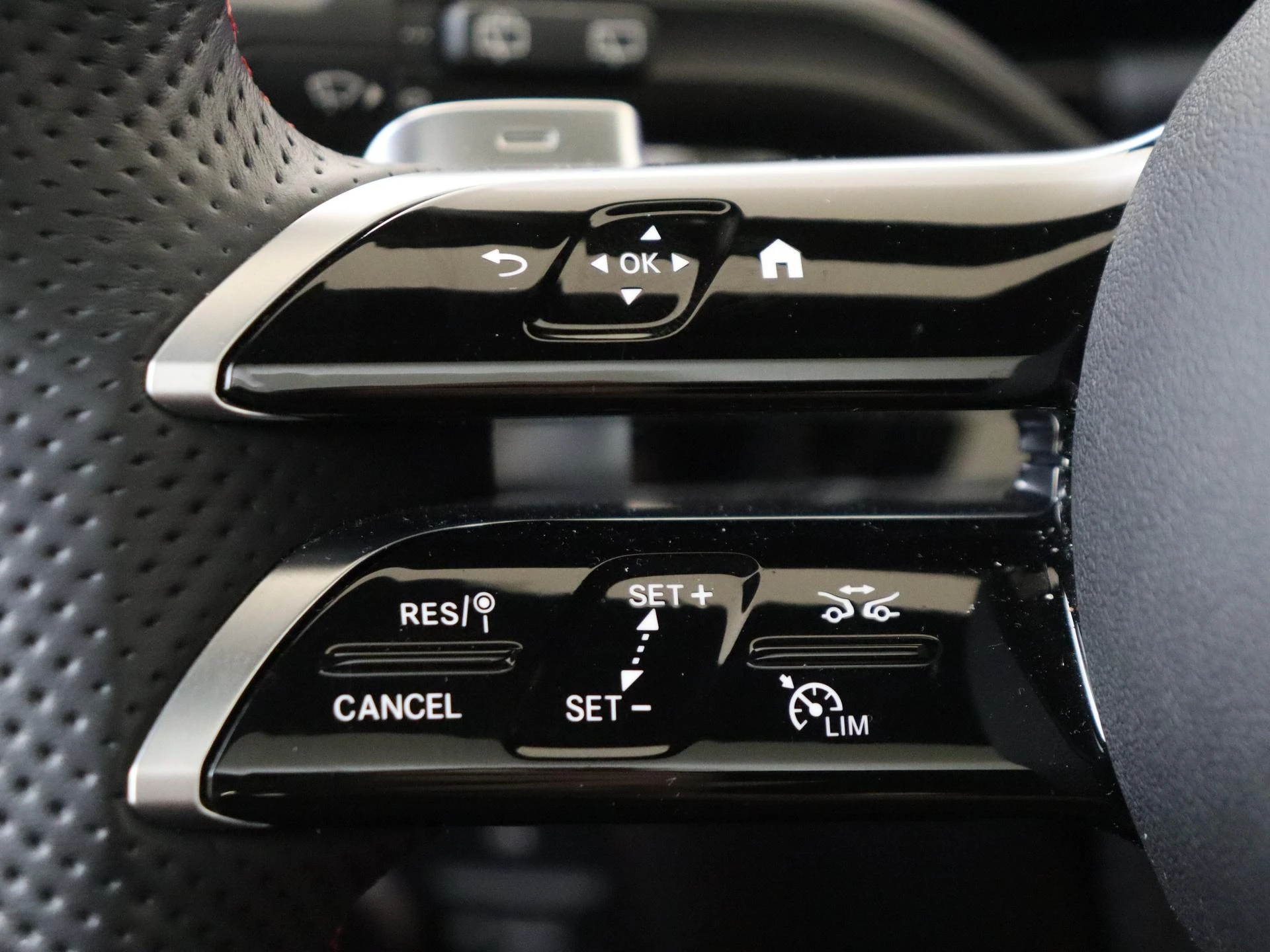 Mercedes-Benz-GLA-image-12