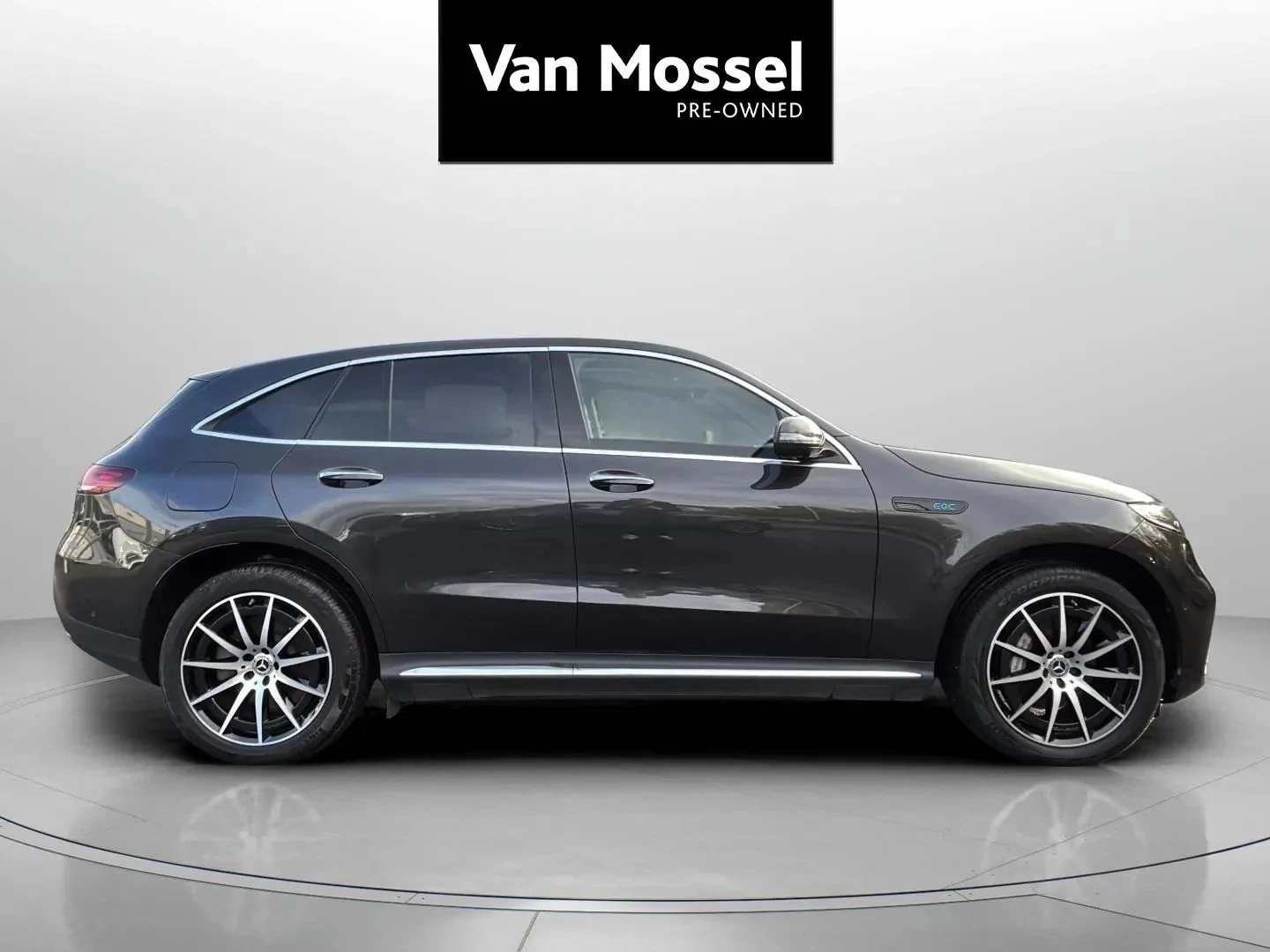 Mercedes-Benz-EQC-image-3