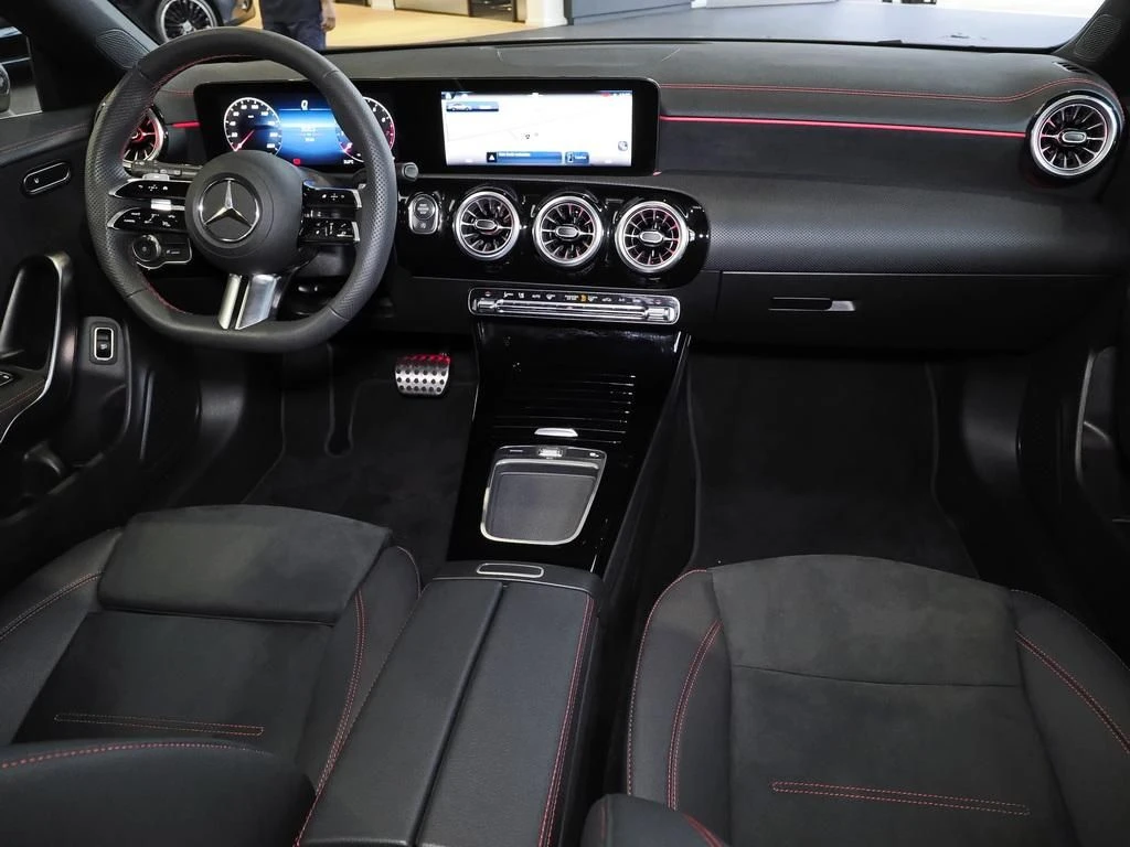 Mercedes-Benz-CLA 200-image-13