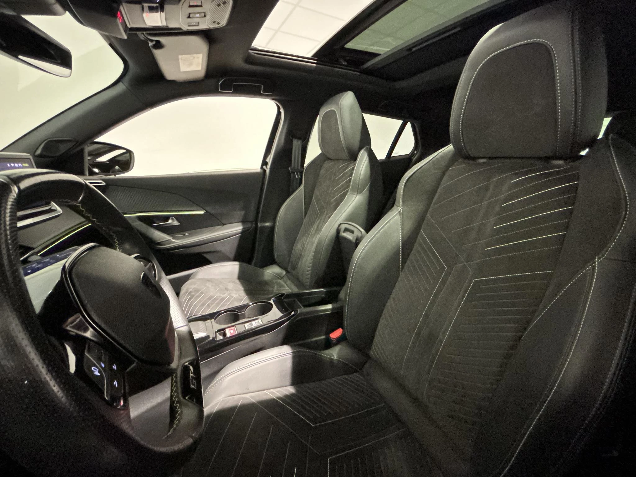Peugeot e-2008 EV GT 54 kWh