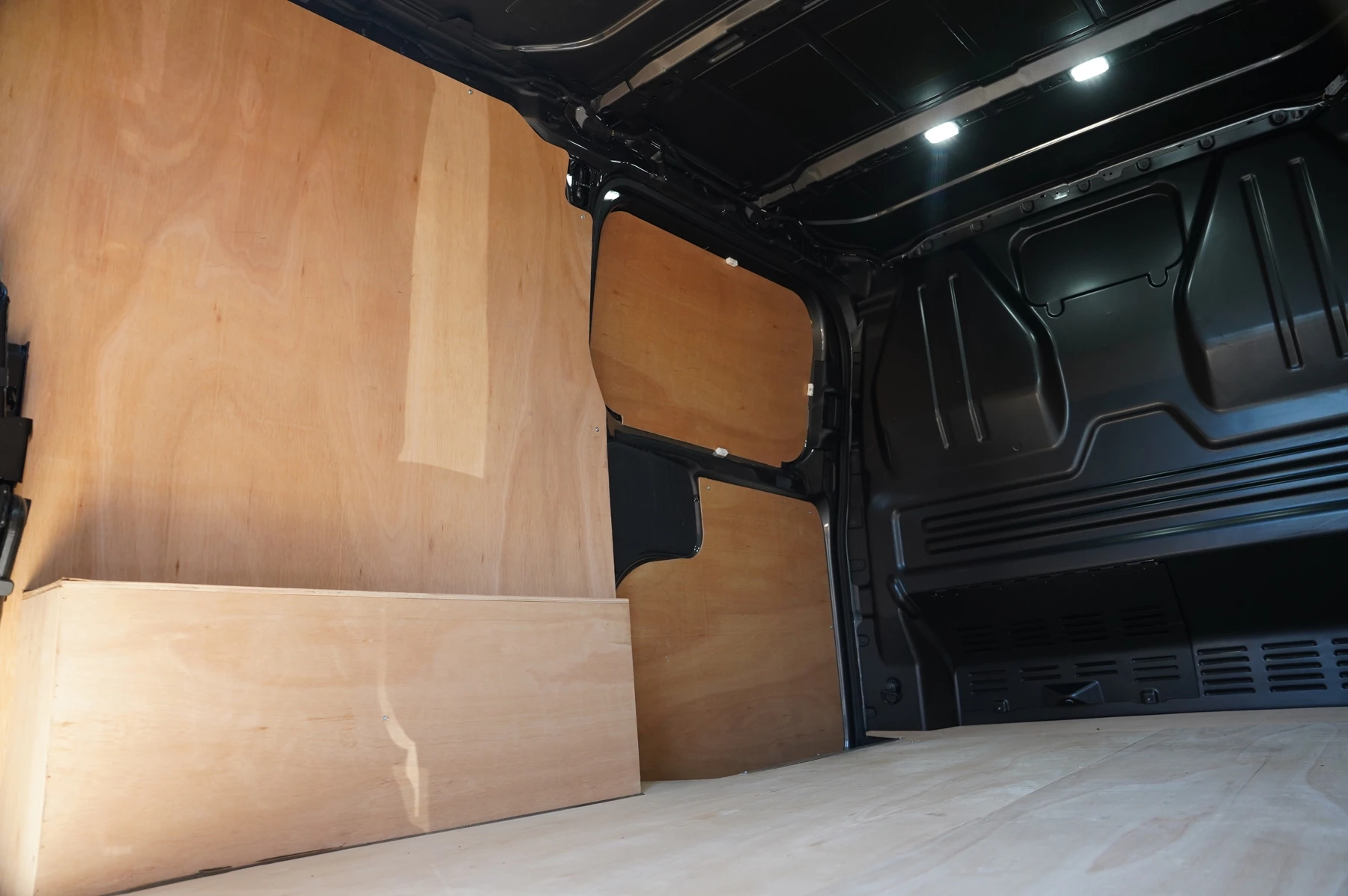 Volkswagen-Transporter-image-10