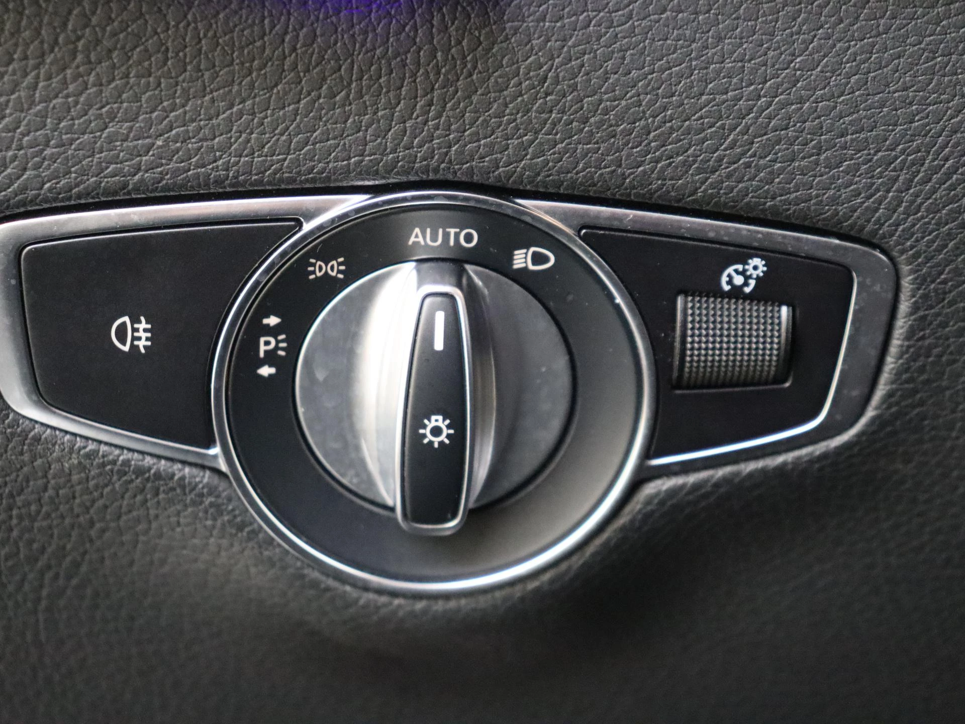 Mercedes-Benz-EQC-image-25