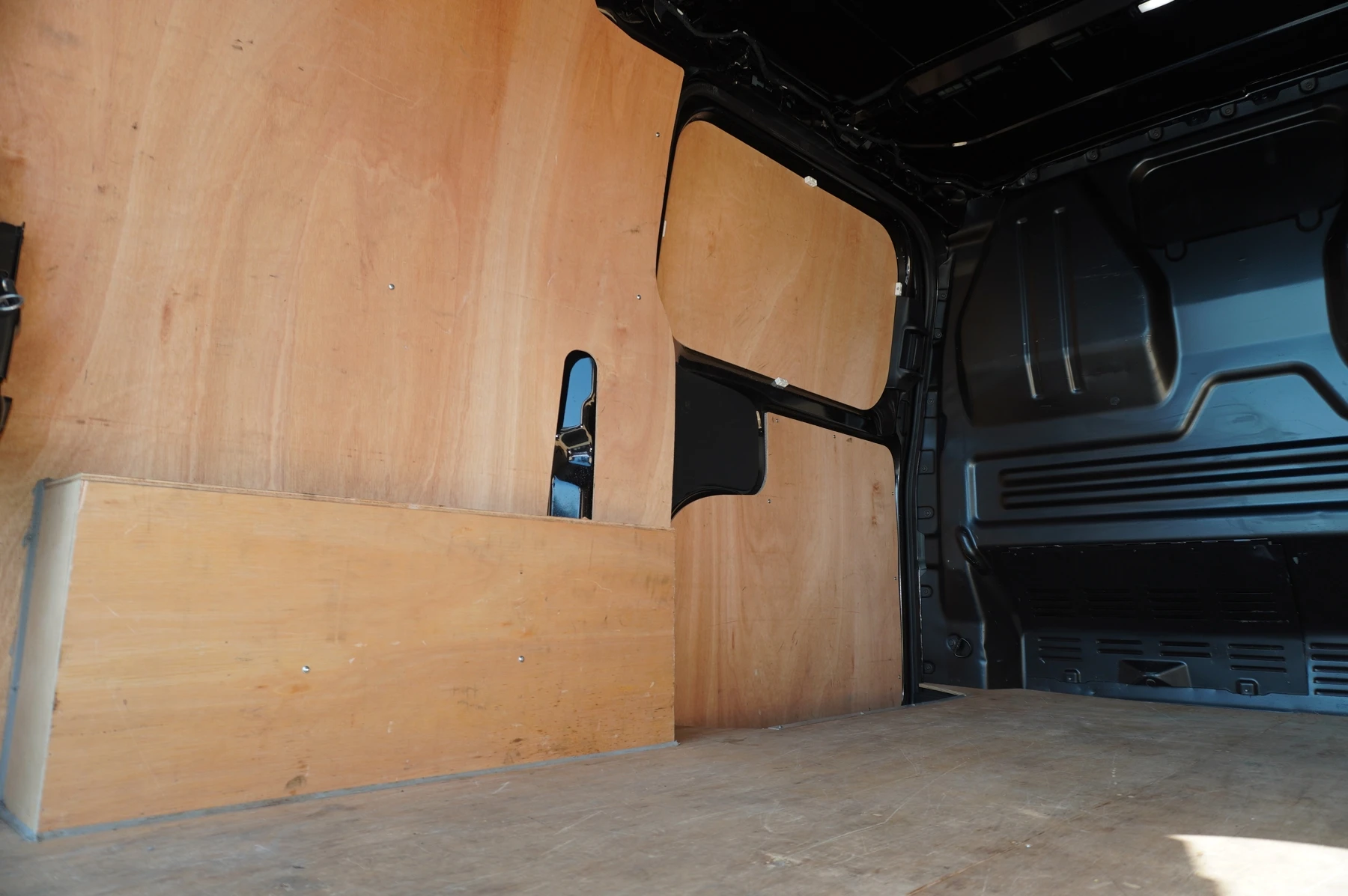 Volkswagen-Transporter-image-15