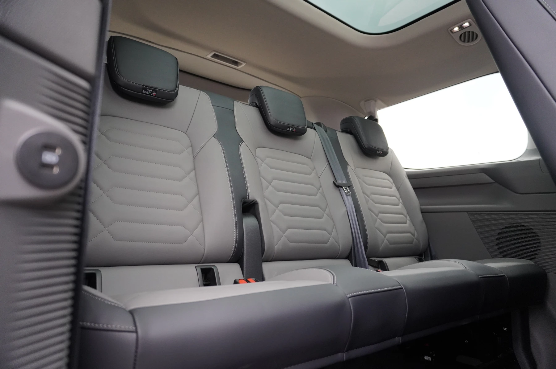 Volkswagen-Transporter-image-10