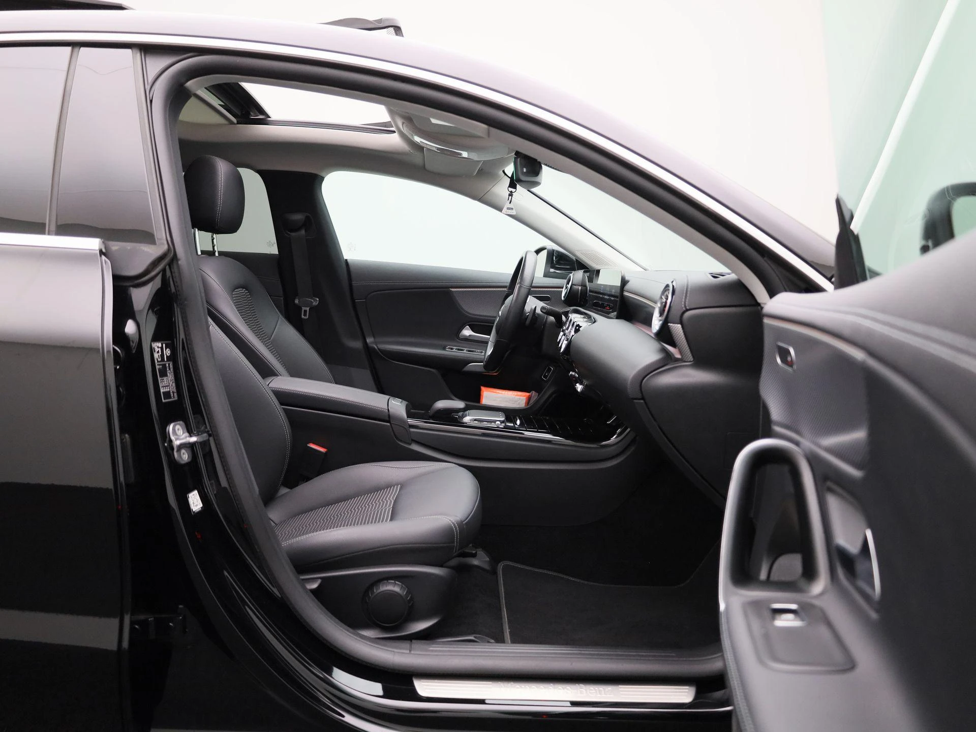 Mercedes-Benz-CLA-image-40