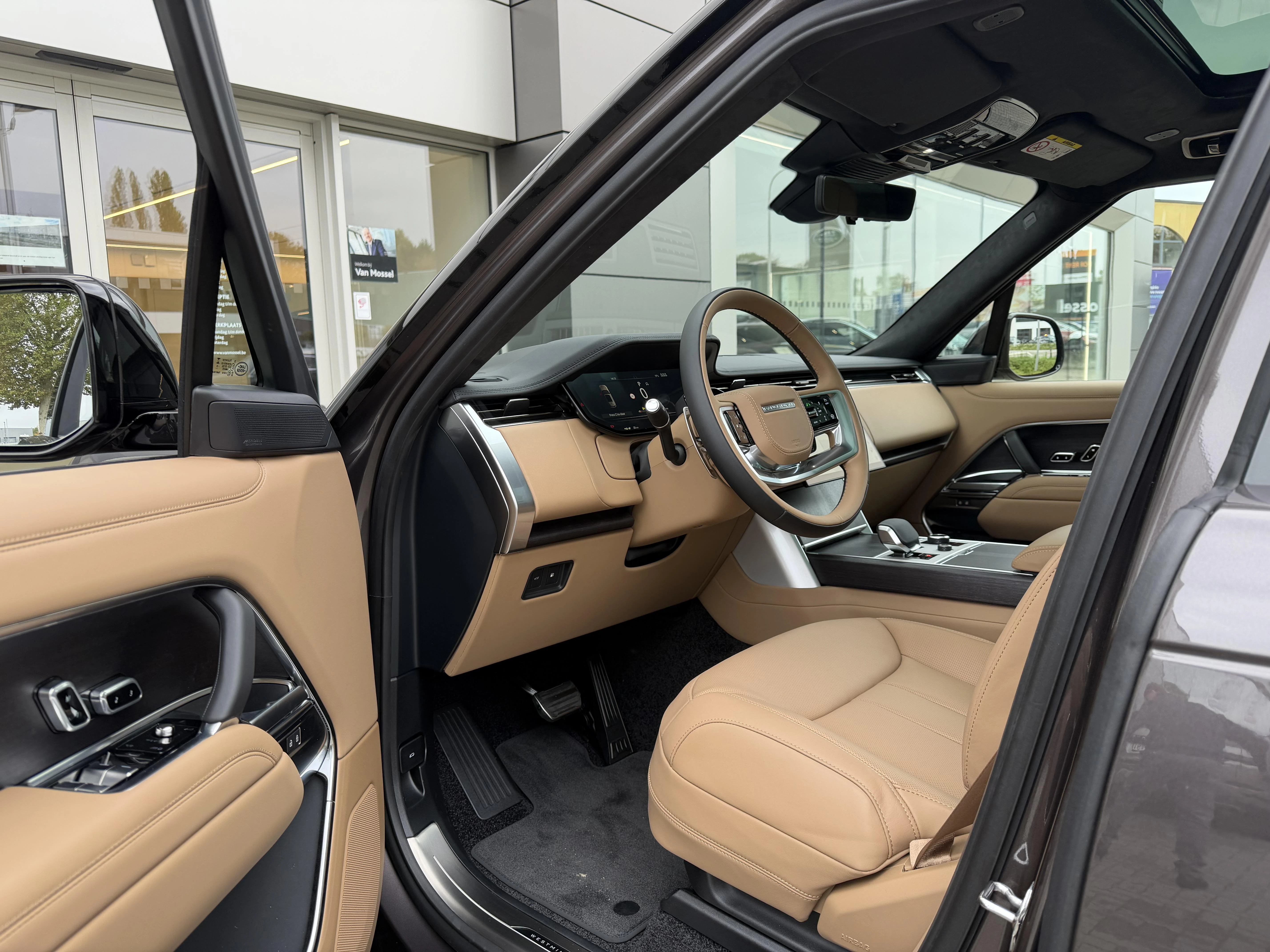 Land Rover-Range Rover-image-30