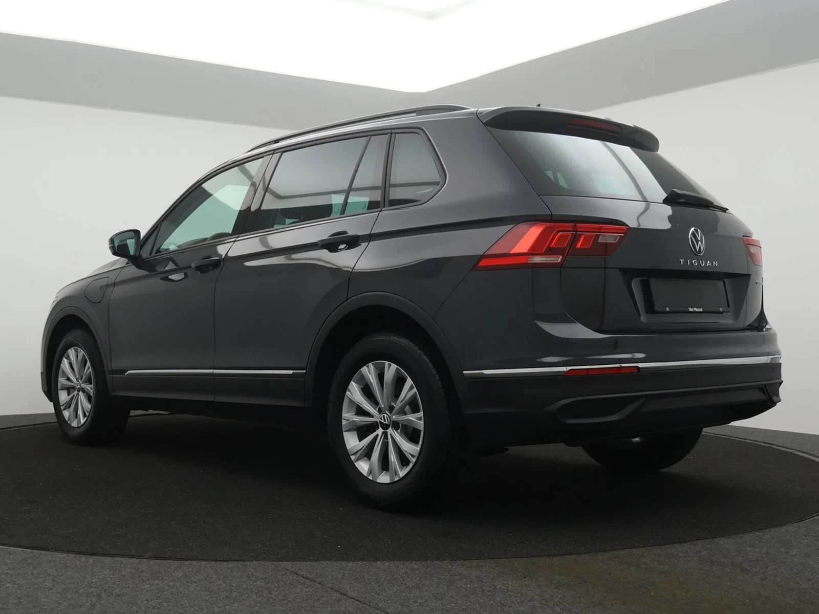 Volkswagen-Tiguan-image-4