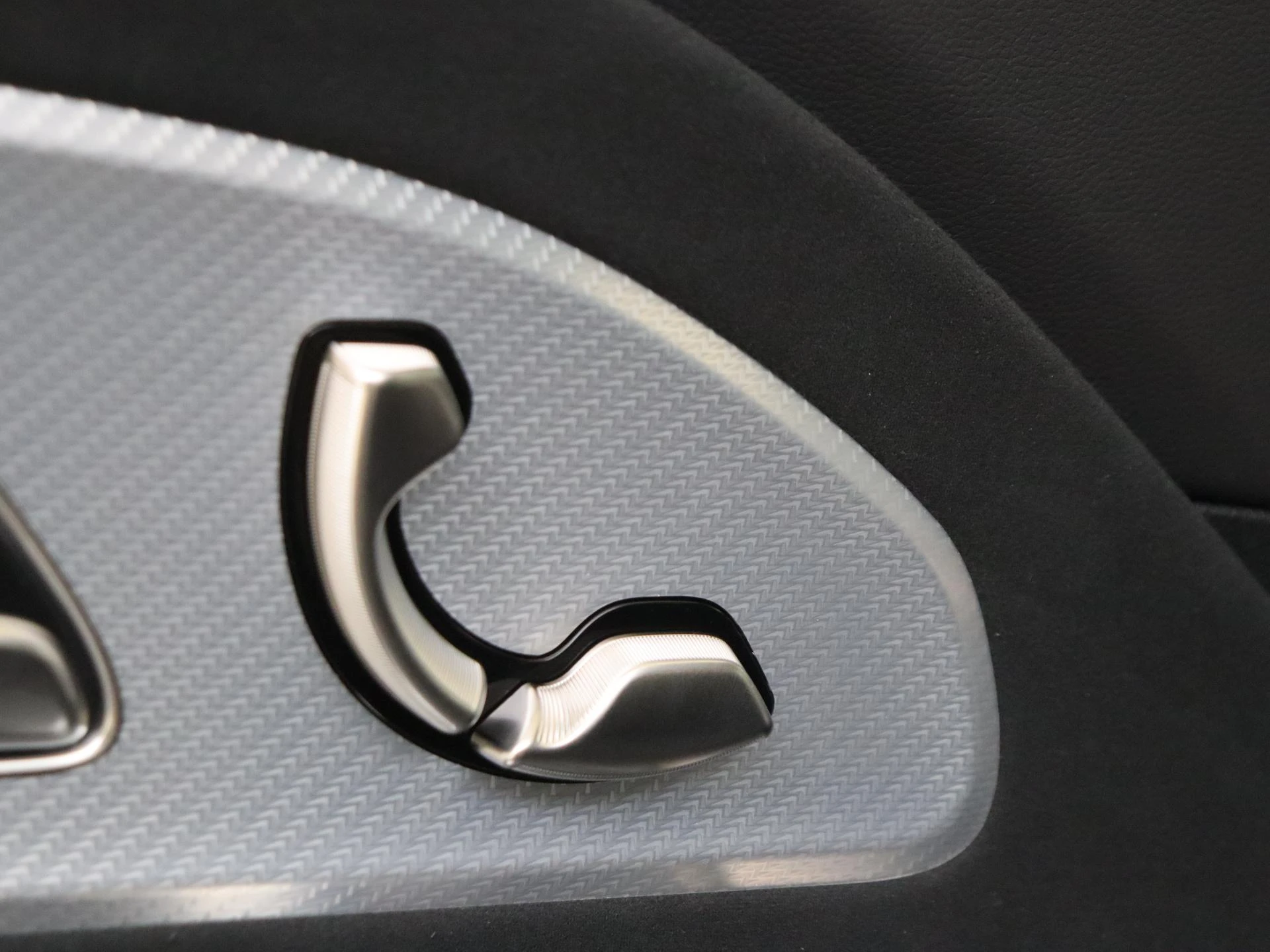 Mercedes-Benz-GLB-image-23