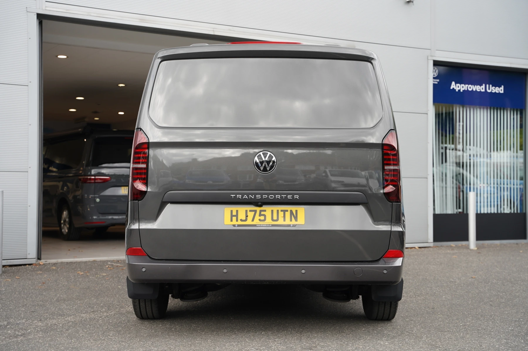 Volkswagen-Transporter-image-12