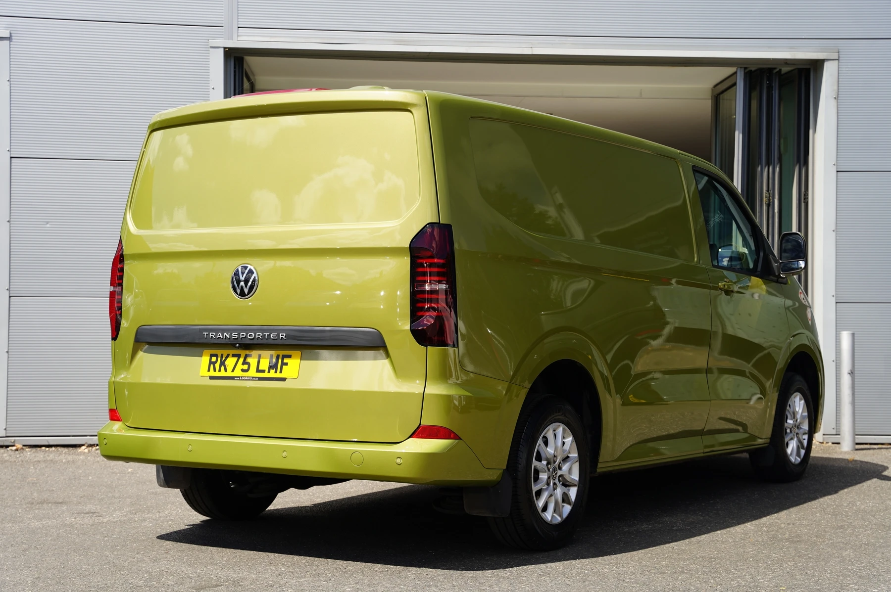 Volkswagen-Transporter-image-12