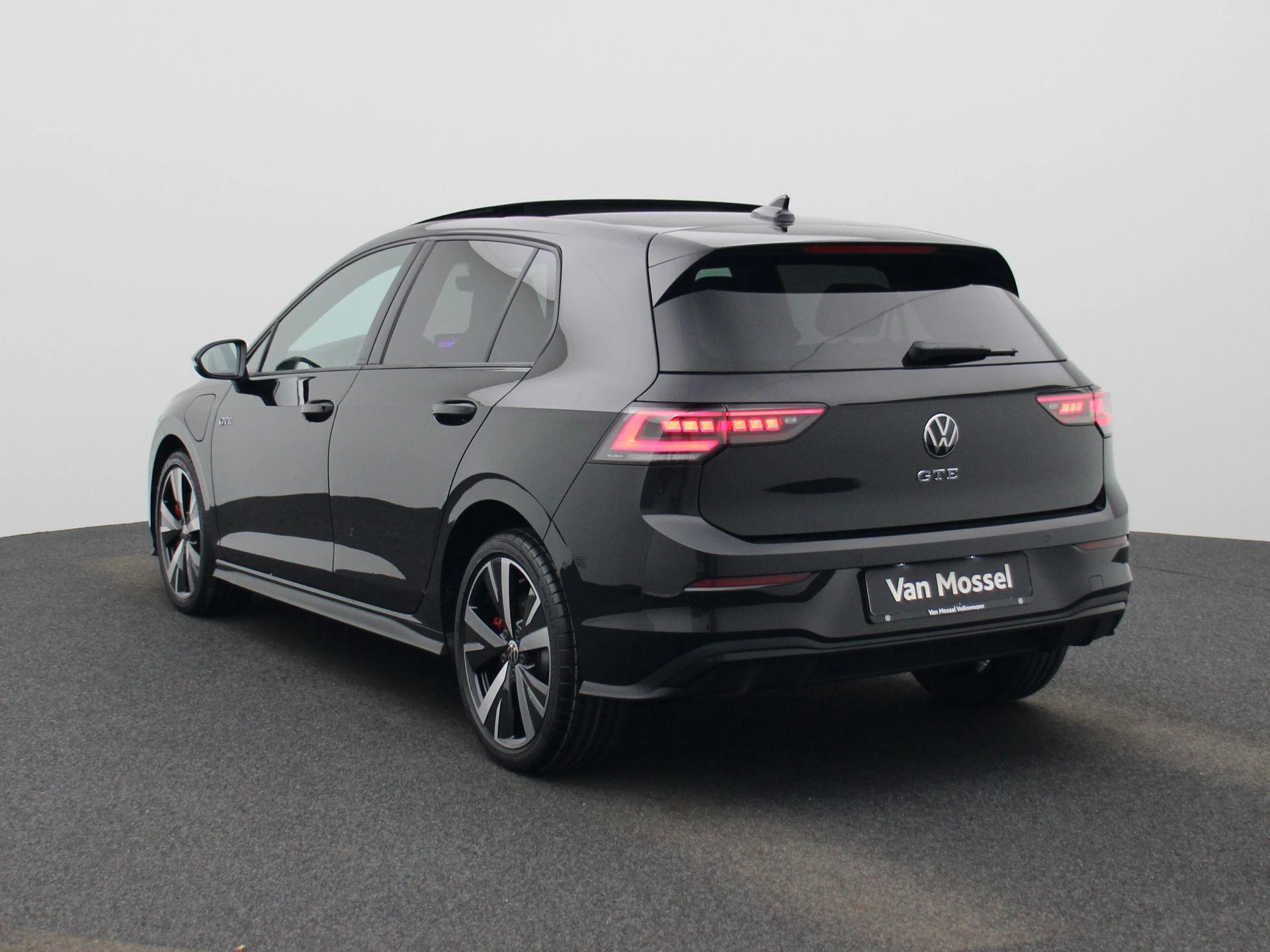 Volkswagen-Golf-image-1