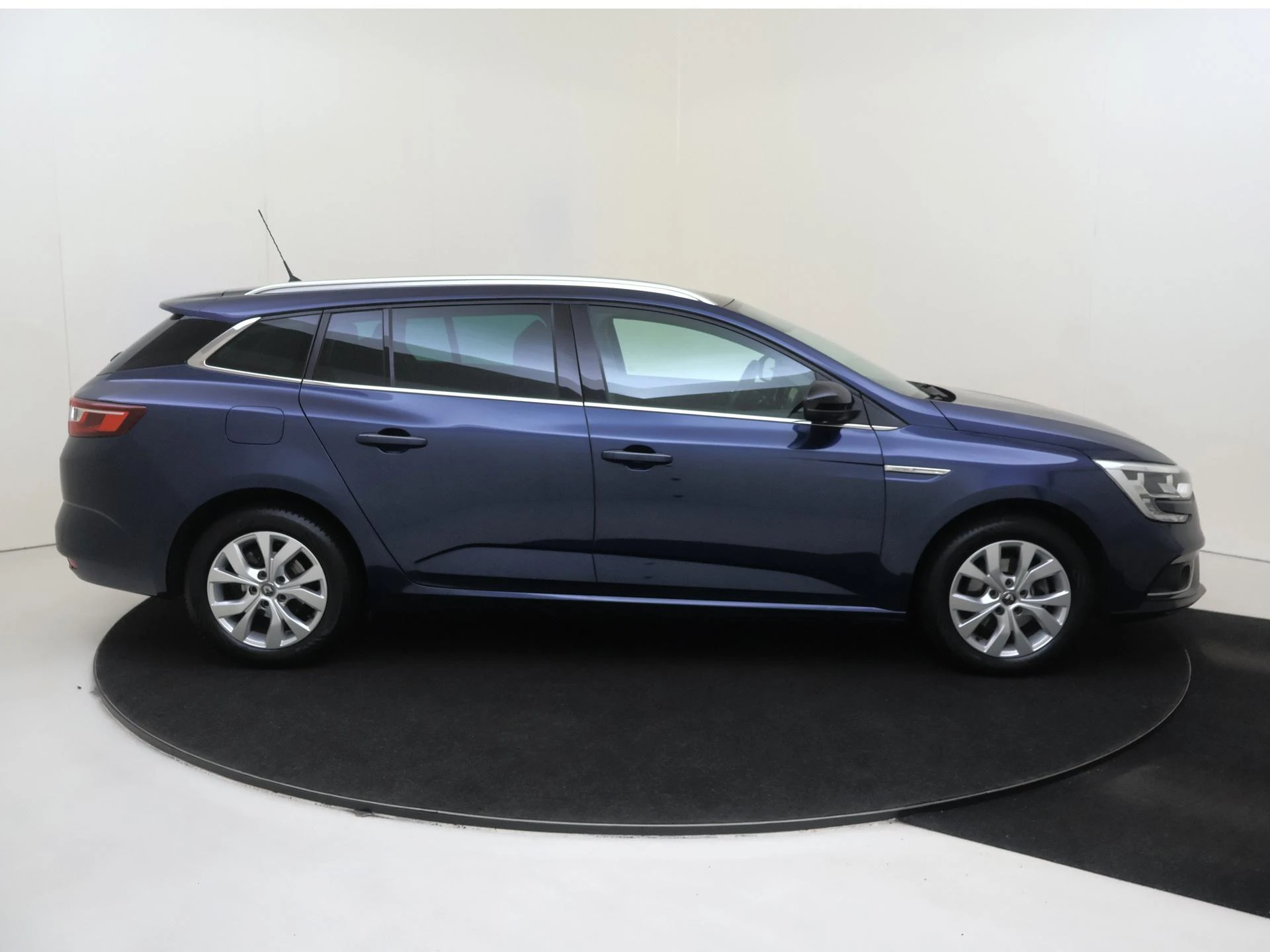 Renault-Mégane Estate-image-8