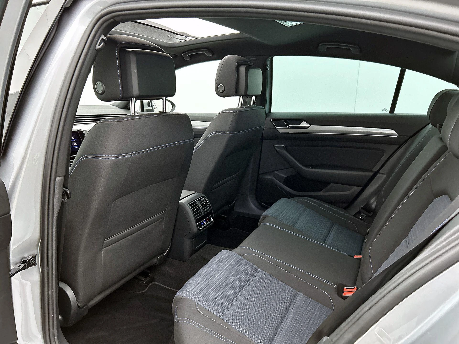 Volkswagen-Passat-image-26