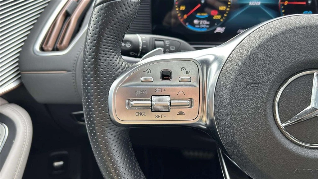 Mercedes-Benz-EQC-image-12