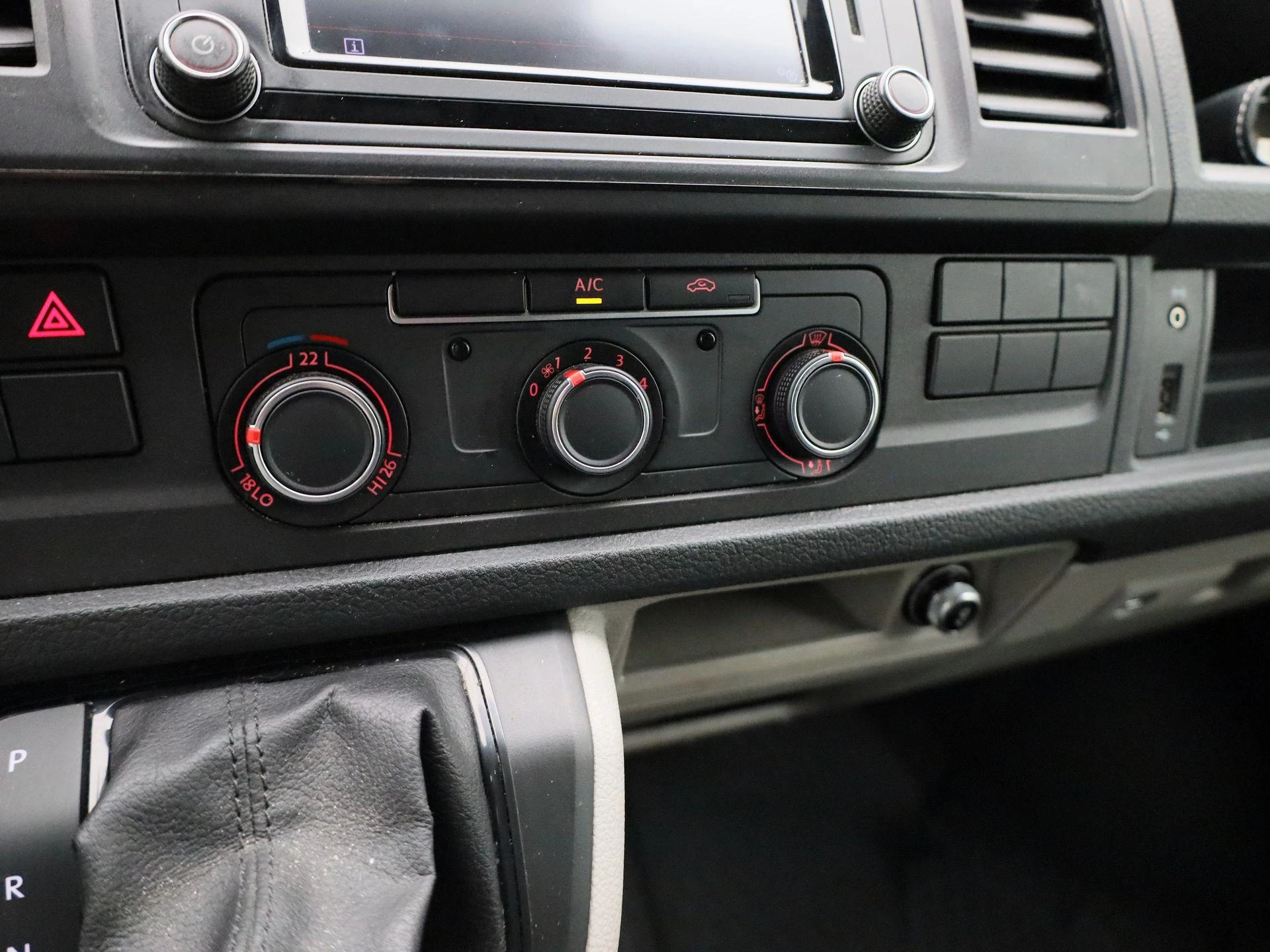 Volkswagen-Transporter-image-16