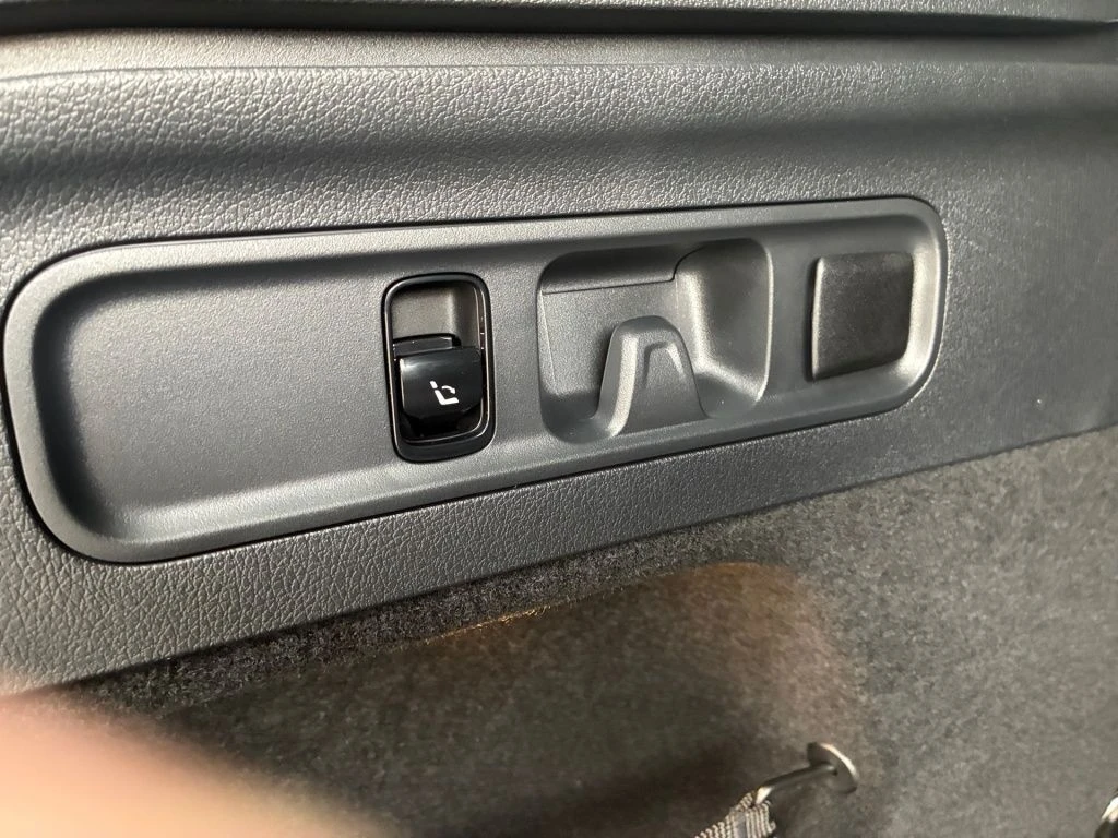 Mercedes-Benz-GLC 300 d-image-21